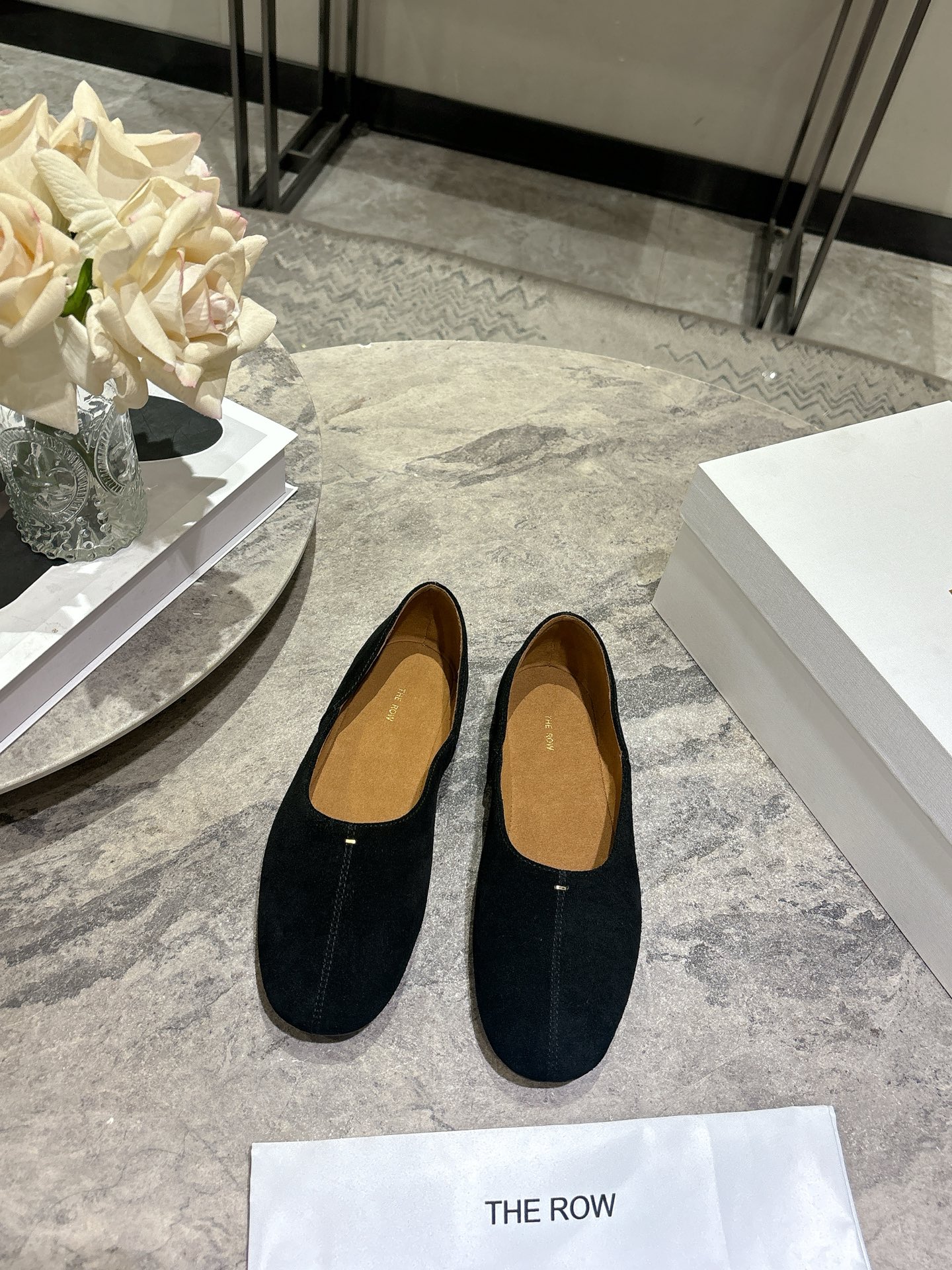 NO:669108,The Row low-cut flat-soled retro Mule shoes. Such a gentle design. They give people the feeling of being very soft and comfortable. When you first see this shoe, you will feel a soft feeling. It is simple and has a retro flavor, and it looks good with any combination!  This brand has always been based on minimalist style, without any logo embellishment, even though it looks simple and high-end. Fabric: Niu Jing. Lining foot pad imported mixed sheepskin. Outsole: original molded rubber sole. Size 35-39 (40 customized), single shoes, sheepskin19860909The Row 低帮平底复古穆勒单鞋 好温柔的设计 给人的感觉就是很柔软舒服 第一眼看到这个鞋子就有种软绵绵的感觉,简单而带点复古气息随意搭配都好看！这个品牌一贯以极简风格为主,没有任何logo点缀,即便看起来简单且高级 面料:牛京 内里垫脚进口混种羊皮 大底:原版开模橡胶底 尺码35-39 (40定做),单鞋,sheepskin,Women's Shoes