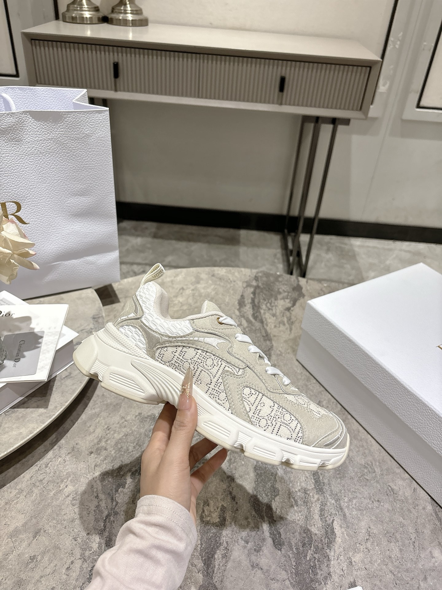 NO:669099,The latest popular model, the main popular product of 2026, is the newly released Dior Dior Chrono new casual sports shoes, running shoes and dad shoes. They are really cool and futuristic! They are really cool!  Once again interpreting Dior's concept of cool fashion, the lucky star will bless you with good luck. The new EVA sole is super light and super soft! A perfect replica of the original!  Fully matched material and mold!  !  35-39 (40.41 customized), casual shoes/sports shoes, dior, dior, sneakers19860909最新爆款 明星款2026主推爆品 全新发售的迪奥 Dior Chrono 新款休闲运动鞋跑鞋老爹鞋 真的酷毙了,未来感十足!真的好飒！再次演绎了迪奥酷时尚的理念,幸运星为你加持好运,全新的EVA鞋底超轻超软!原版完美复刻！全对版材质 模具！！35-39(40.41定做),休闲鞋/运动鞋,dior,dior,sneakers,Women's Shoes