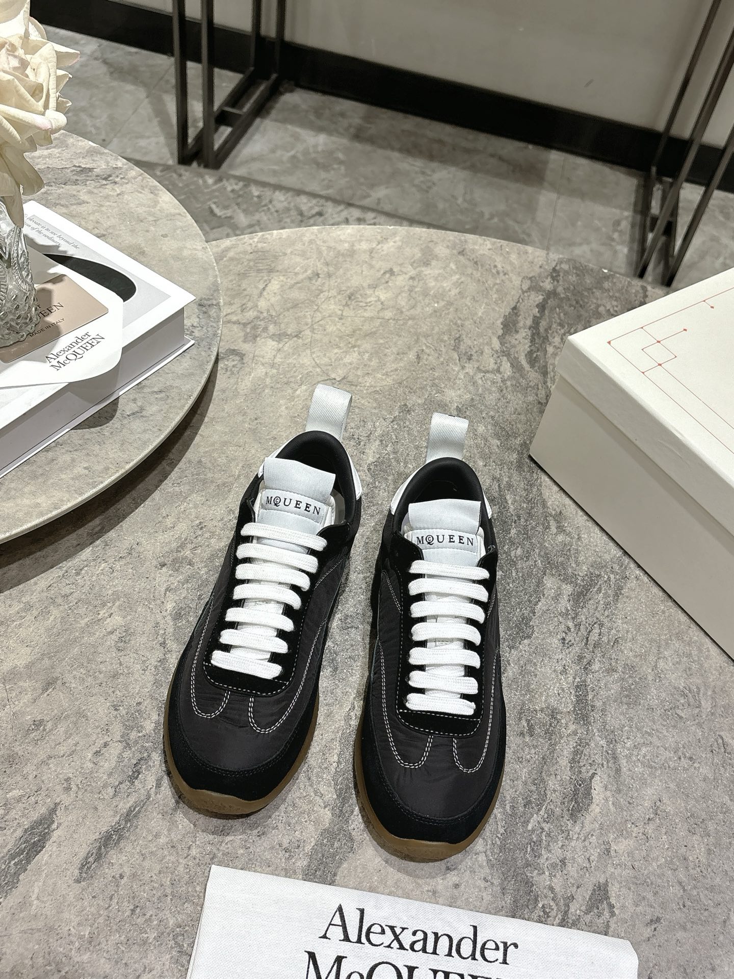 NO:669103,Male 10, AlexanderMcQueen 26 early spring new couple low-cut sneakers EC1 sneakers - smooth round toe profile, made of black nylon and suede material, showing retro-style aesthetics. The shoes are decorated with topstitch details and contrasting color details to enhance the visual level. They are a versatile choice for both casual and commuting styles. The back is embellished with the McQueen logo. Size: Women 35-39  Male 40-44 (female 40 and male 45 custom-made), casual shoes/sports shoes, alexander mcqueen, sneakers19860909男10, AlexanderMcQueen 麦昆26早春新品情侣款低帮运动鞋德训鞋 EC1运动鞋——流畅的圆形鞋头廓形,采用黑色尼龙和绒面材质,呈现复古风格美学.鞋履饰有明线细节,撞色细节提升视觉层次,兼具休闲与通勤风格的百搭之选,背面点缀McQueen标志 码数:女35-39 男40-44(女40男45定做),休闲鞋/运动鞋,alexander mcqueen,sneakers,Women's Shoes