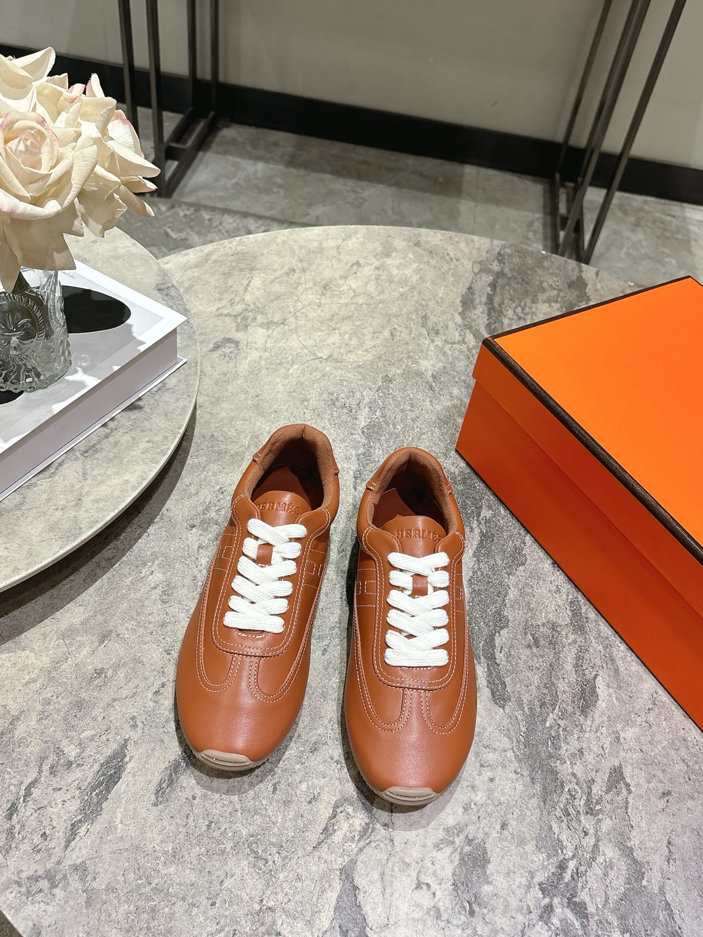 NO:679352,, Hermes HERMES spring and summer show style retro virtue shoes Forrest Gump shoes. All the major bloggers have recommended Forrest Gump shoes that will never fade. The absolute must-have Dexun white shoes. The original development... The materials and colors are perfect for large products. The more you look at the simple details, the more detail you have to make them the same...  Original custom-made cow leather/cow suede (custom-dyed original authentic leather color) original full set of packaging code number women's size 35-39 (customized 40.41), casual shoes/sports shoes, hermes, hermes, sneakers19860909, 爱马仕HERMES春夏秀款复古德训鞋 阿甘鞋 各大博都主有荐推的 永不褪色的阿甘训德鞋 绝对人手入必的德训白小鞋 原版开发……选料对色完美大货 越看单简细越节要做到差无别…… 原版定牛制皮/牛反绒(定染原正版确料皮颜色)原版全套包装码数女码35-39(40.41定做),休闲鞋/运动鞋,hermes,hermes,sneakers,Women's Shoes