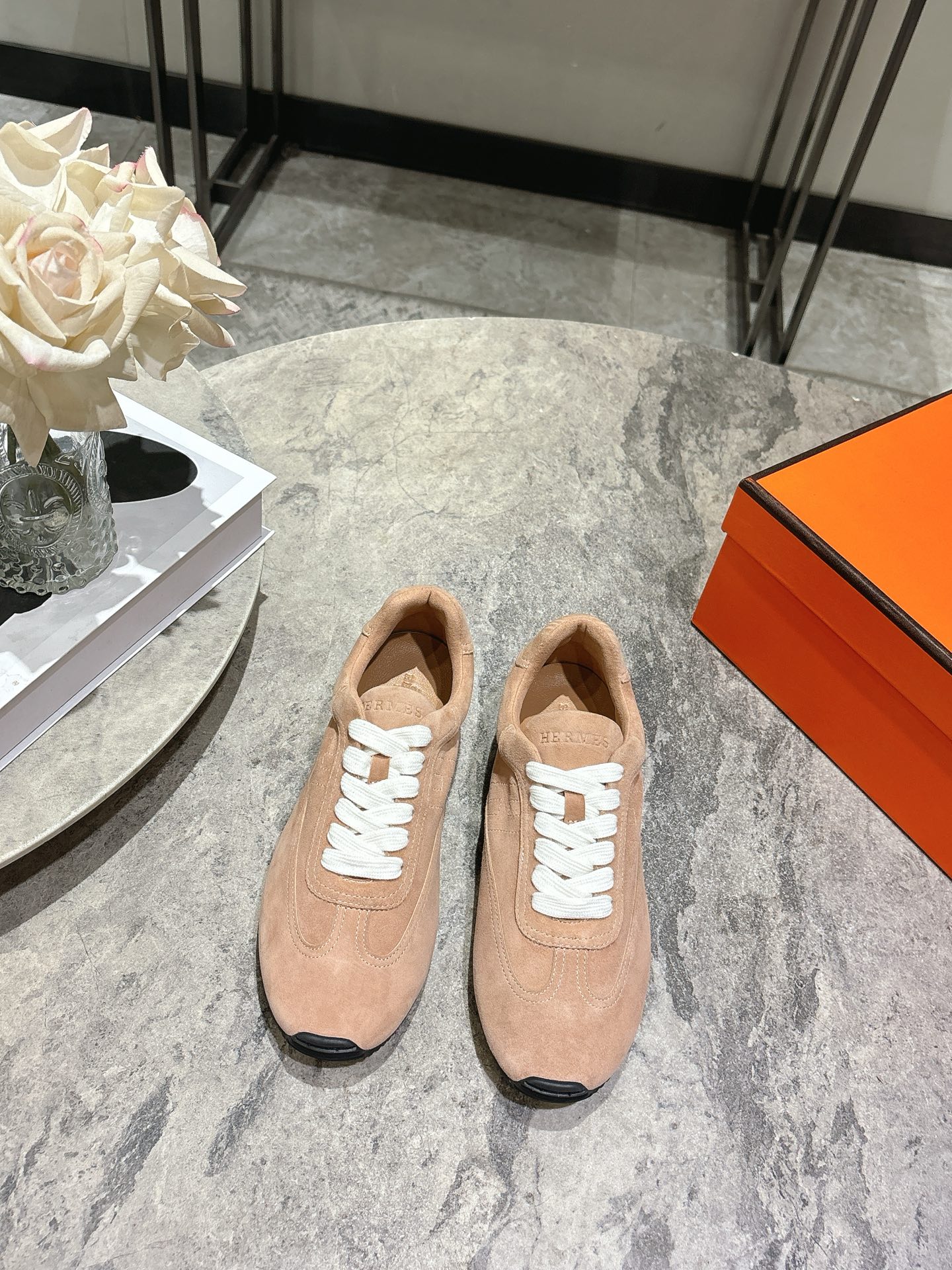 NO:679354,Hermès spring and summer show style retro moral training shoes Forrest Gump shoes. All the major bloggers have recommended Forrest Gump moral training shoes that will never fade. The moral training white shoes that everyone must have. The original development... The materials and colors are perfect for large products. The more you look at the simple details, the more details you have to make them the same...  Original custom-made cow leather/cow suede (custom-dyed original authentic leather color) original full set of packaging code number women's size 35-39 (customized 40.41), casual shoes/sports shoes, hermes, hermes, sneakers19860909爱马仕HERMES春夏秀款复古德训鞋 阿甘鞋 各大博都主有荐推的 永不褪色的阿甘训德鞋 绝对人手入必的德训白小鞋 原版开发……选料对色完美大货 越看单简细越节要做到差无别…… 原版定牛制皮/牛反绒(定染原正版确料皮颜色)原版全套包装码数女码35-39(40.41定做),休闲鞋/运动鞋,hermes,hermes,sneakers,Women's Shoes