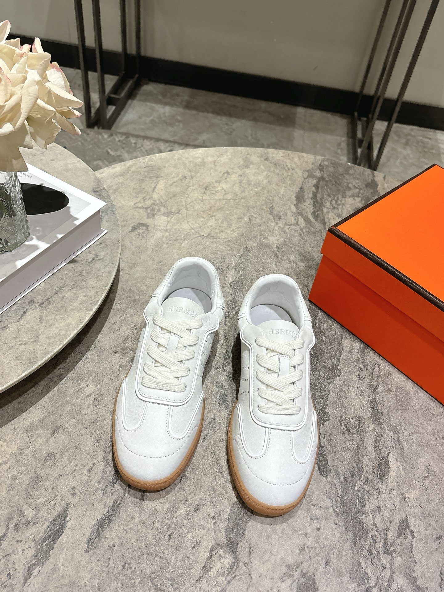 NO:679347,Female Male 20, Hermès Spring and Summer Show Couple's Retro Morality Shoes Forrest Gump Shoes. Recommended by all the major bloggers. Forrest Gump Morte Shoes that never fade. Absolutely must-have Morality White Shoes. Original development...selected materials and colors, perfect large products. The more simple and detailed the more simple and detailed the more the details are, the more the difference will be... Original custom-made cow leather/cow suede (custom-dyed original genuine leather color) original full set of packaging code number female code 35-39  Male 39-44 (female 40.41 male 45 customized), casual shoes/sports shoes, hermes, hermes, sneakers19860909女 男20, 爱马仕HERMES春夏秀款情侣款复古德训鞋 阿甘鞋 各大博都主有荐推的 永不褪色的阿甘训德鞋 绝对人手入必的德训白小鞋 原版开发……选料对色完美大货 越看单简细越节要做到差无别…… 原版定牛制皮/牛反绒(定染原正版确料皮颜色)原版全套包装 码数女码35-39 男39-44(女40.41 男45定做),休闲鞋/运动鞋,hermes,hermes,sneakers,Women's Shoes