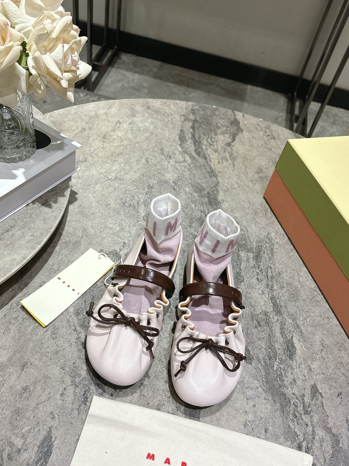 NO:679350,Marni's 2026 spring and summer new bow ballet shoes are made of soft lambskin, and the color-blocking design is super recognizable! Light pink upper + dark brown laces, pleat details + bow, sweet and delicate. The soles are light and soft, suitable for daily commuting and leisure. They can be easily matched with skirts and trousers, and they have a perfect sense of relaxation ~ Marni's iconic design, comfortable and fashionable, is a must-have hot item in spring and summer! Size: 35-39 (40 custom-made)  (with socks), ballet shoes, marni, skirts, sheepskin, socks19860909Marni2026春夏新款蝴蝶结芭蕾舞鞋,选用柔软小羊皮,拼色设计超有辨识度!浅粉鞋面+深棕系带,褶皱细节+蝴蝶结,甜美又精致.鞋底轻便柔软,日常通勤,休闲都OK,裙装裤装都能轻松搭配,松弛感满分~Marni标志性设计,舒适又时髦,是春夏必入热门单品! 码数:35-39(40定做) (配袜子),芭蕾舞鞋,marni,skirts,sheepskin,socks,Women's Shoes