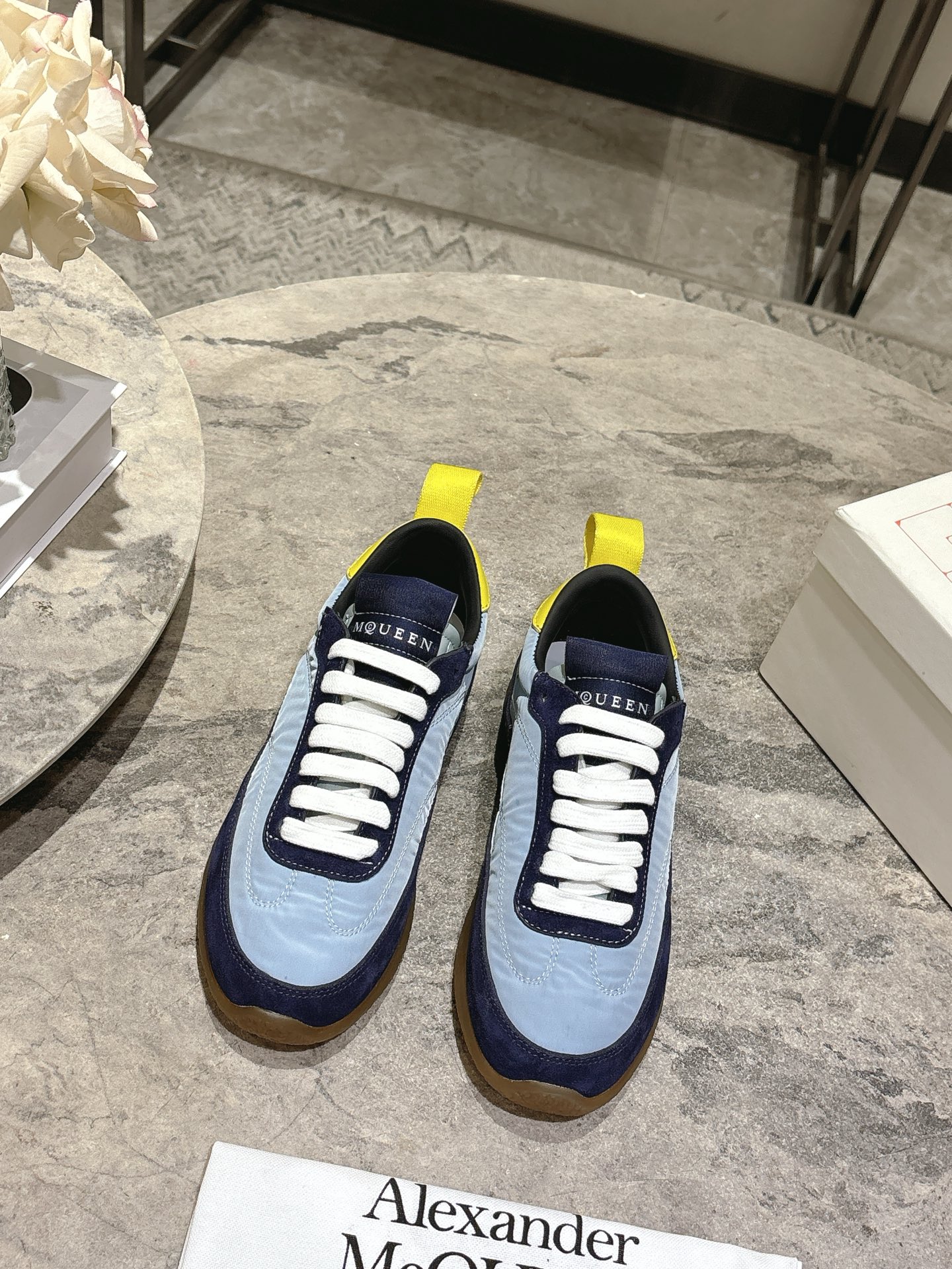 NO:679357,Male 10, AlexanderMcQueen 26 early spring new couple low-cut sneakers EC1 sneakers - smooth round toe profile, made of black nylon and suede material, showing retro-style aesthetics. The shoes are decorated with topstitch details and contrasting color details to enhance the visual level. They are a versatile choice for both casual and commuting styles. The back is embellished with the McQueen logo. Size: Women 35-39  Male 40-44 (female 40 and male 45 custom-made), casual shoes/sports shoes, alexander mcqueen, sneakers19860909男10, AlexanderMcQueen 麦昆26早春新品情侣款低帮运动鞋德训鞋 EC1运动鞋——流畅的圆形鞋头廓形,采用黑色尼龙和绒面材质,呈现复古风格美学.鞋履饰有明线细节,撞色细节提升视觉层次,兼具休闲与通勤风格的百搭之选,背面点缀McQueen标志 码数:女35-39 男40-44(女40男45定做),休闲鞋/运动鞋,alexander mcqueen,sneakers,Women's Shoes