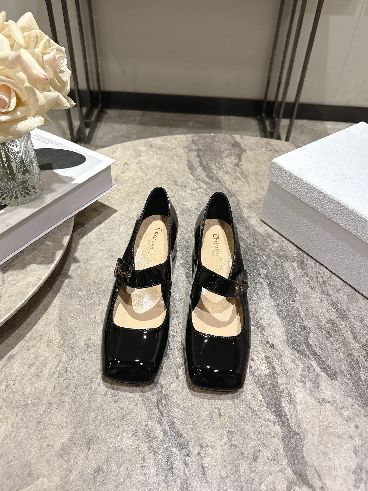 NO:679335,Dio*r Dior's latest 2026 spring and summer fashion show haute couture series MISS DIOR block heel square toe Mary Jane ballerina shoes CD letter logo hardware enamel square buckle low heel circle strap second-hand women's single shoes Original development of top-end high-end version Material upper imported cow patent leather + water-dyed sheepskin lining + Italian genuine leather outsole + original molded hardware buckle Size: 35-39 (40.41.42 customization is non-returnable and non-exchangeable)  Heel height: 3.5CM, ballet shoes, dior, dior, mary jane, sheepskin, Leather soles19860909Dio*r 迪奥 2026春夏最新时装秀高定系列 MISS DIOR 粗跟方头玛丽珍芭蕾舞女鞋 CD字母logo五金珐琅方扣低跟一圈带中古女单鞋 原版开发顶级高端版本 材质鞋面进口牛漆皮+水染羊皮内里+意大利真皮大底+原版开模五金扣 Size:35-39（40.41.42定制不退不换) 跟高:3.5CM,芭蕾舞鞋,dior,dior,mary jane,sheepskin,Leather soles,Women's Shoes