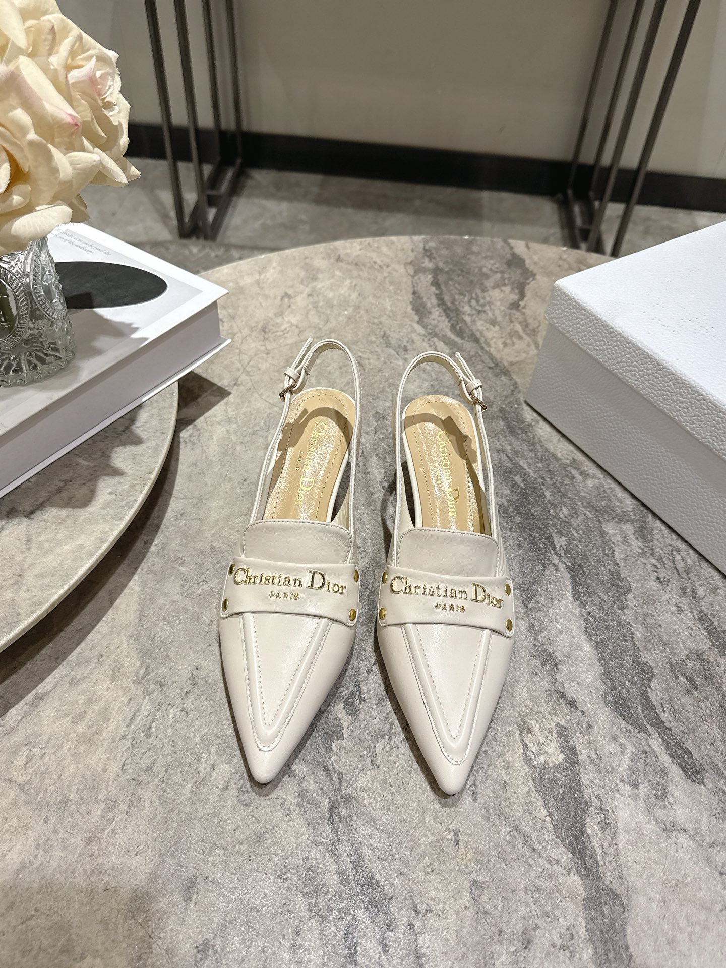 NO:679333,Dior Dio*r 2026 spring and summer latest Boy-D circle with punched brogue style pointed toe high-heeled women's sandals. Stars' same CD letter logo hardware buckle low-heeled hollow mule women's slippers. The top high-end version on the market. Material original custom open-edge beaded cowhide fabric + mixed sheepskin lining + Italian genuine leather outsole. Heel height: 4CM/8CM  Size: 35-39 (40.41.42 customized, non-returnable and non-exchangeable), high heels and sandals, dior, dior, sandals, high heels, slippers, cowhide, sheepskin, Leather soles19860909迪奥 Dio*r 2026春夏最新款Boy-D一圈带冲孔布洛克风格尖头高跟女凉鞋 明星同款CD字母logo五金扣低跟镂空穆勒女拖鞋 市面顶级高端版本 材质原版定制开边珠牛皮面料+混种羊皮内里+意大利真皮大底 跟高:4CM/8CM Size:35-39(40.41.42定做不退不换）,高跟鞋凉鞋,dior,dior,sandals,high heels,slippers,cowhide,sheepskin,Leather soles,Women's Shoes