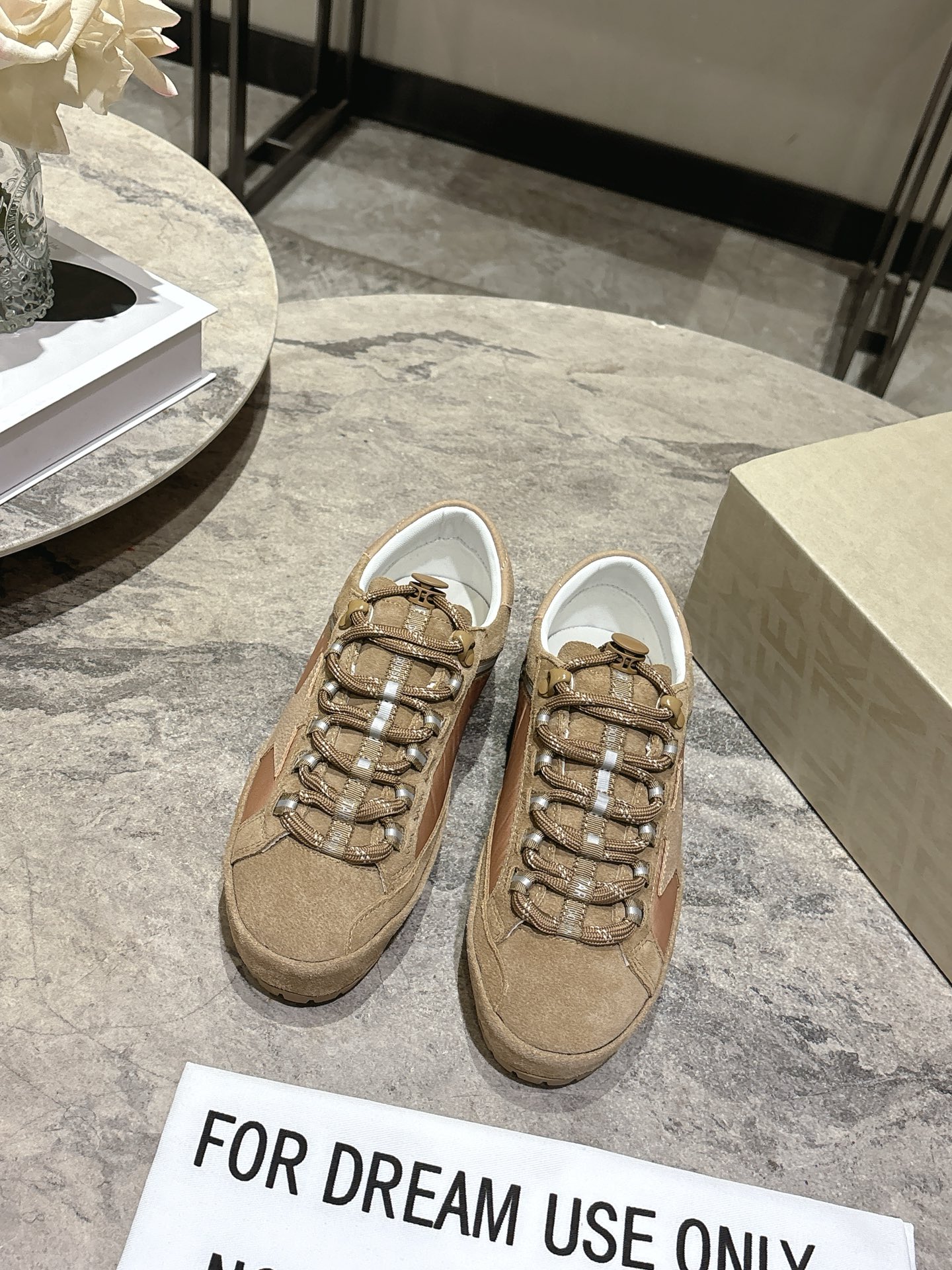 NO:778475,Exclusive top version, 1:1 replica high version GGDB space star~ 2026 early spring new casual dirty shoes series... [Color-blocking casual dirty shoes] G01 breaks the traditional aesthetic, the dirty shoes have been demonstrated on celebrities' private servers. They are so versatile!  You no longer have to worry about washing your shoes!  Fabric: Original customized Niujing/Imported color wiped rainproof cloth Lining: Original customized terry cloth/cowhide Foot: Original customized cowhide Outsole: Original molded rubber molded sole Packaging: Original full set of packaging Code number: 35-39 (40 fixed) Comes with original airplane box Color: Official website updated simultaneously,,cowhide19860909独家顶级版本,1:1复刻高版本 GGDB space star~2026早春新款休闲小脏鞋系列……【拼色休闲小脏鞋】 G01打破传统审美,小脏鞋做到了明星私服上脚示范 就是这么百搭 ！再也不用担心洗鞋的问题啦！ 面料:原版定制牛京/进口擦色防雨布 内里:原版定制毛巾布/牛皮 垫脚:原版定制牛皮 大底:原版开模橡胶成型底 包装:原版全套包装 码数:35-39（40定）配有原版飞机盒 颜色:官网同步更新,,cowhide,Men's shoes