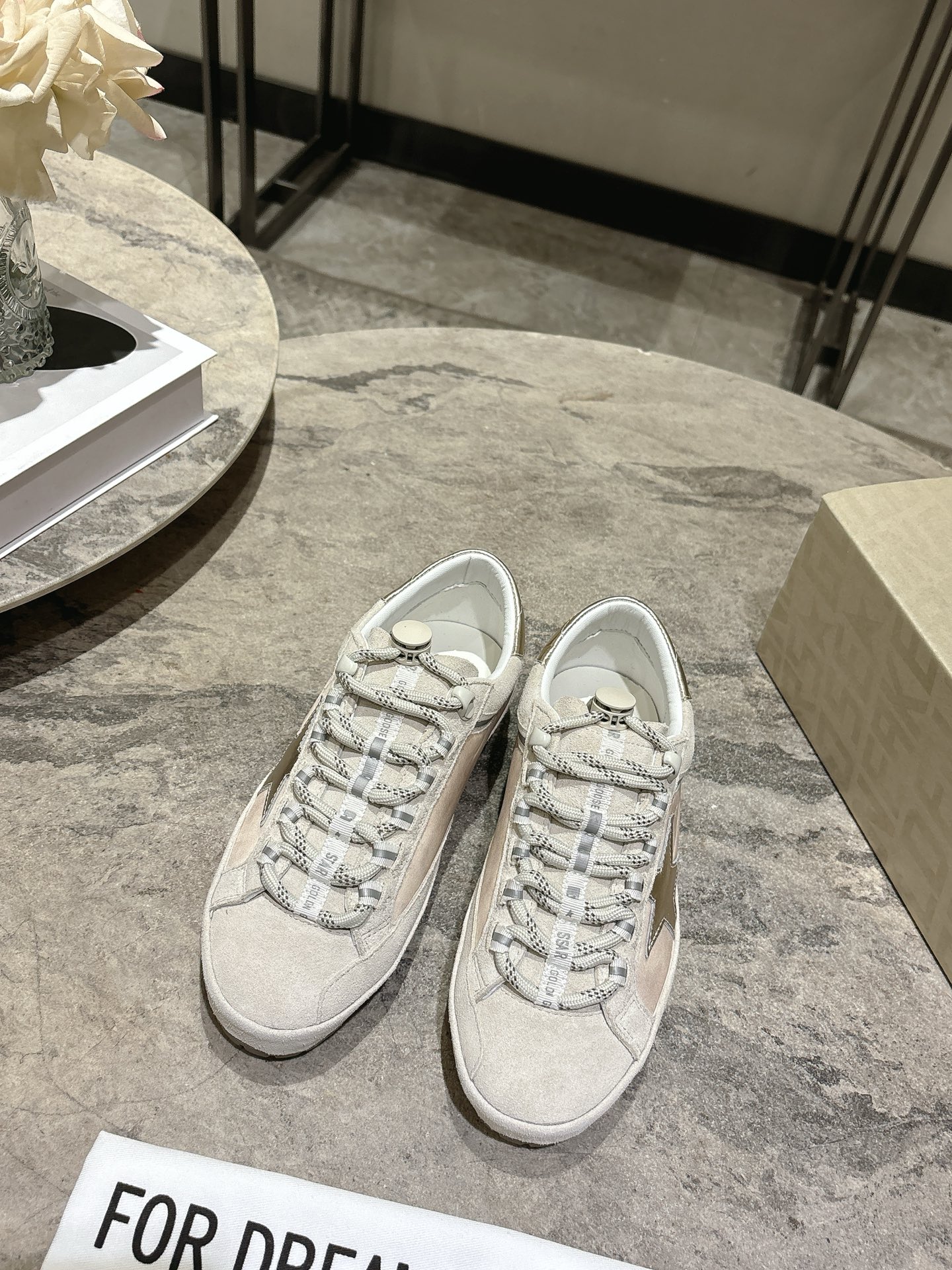 NO:778483,Exclusive top version, 1:1 replica high version GGDB space star~ 2026 early spring new casual dirty shoes series... [Color-blocking casual dirty shoes] G01 breaks the traditional aesthetic, the dirty shoes have been demonstrated on celebrities' private servers. They are so versatile!  You no longer have to worry about washing your shoes!  Fabric: Original customized Niujing/Imported color wiped rainproof cloth Lining: Original customized terry cloth/cowhide Foot: Original customized cowhide Outsole: Original molded rubber molded sole Packaging: Original full set of packaging Code number: 35-39 (40 fixed) Comes with original airplane box Color: Official website updated simultaneously,,cowhide19860909独家顶级版本,1:1复刻高版本 GGDB space star~2026早春新款休闲小脏鞋系列……【拼色休闲小脏鞋】 G01打破传统审美,小脏鞋做到了明星私服上脚示范 就是这么百搭 ！再也不用担心洗鞋的问题啦！ 面料:原版定制牛京/进口擦色防雨布 内里:原版定制毛巾布/牛皮 垫脚:原版定制牛皮 大底:原版开模橡胶成型底 包装:原版全套包装 码数:35-39（40定）配有原版飞机盒 颜色:官网同步更新,,cowhide,Men's shoes