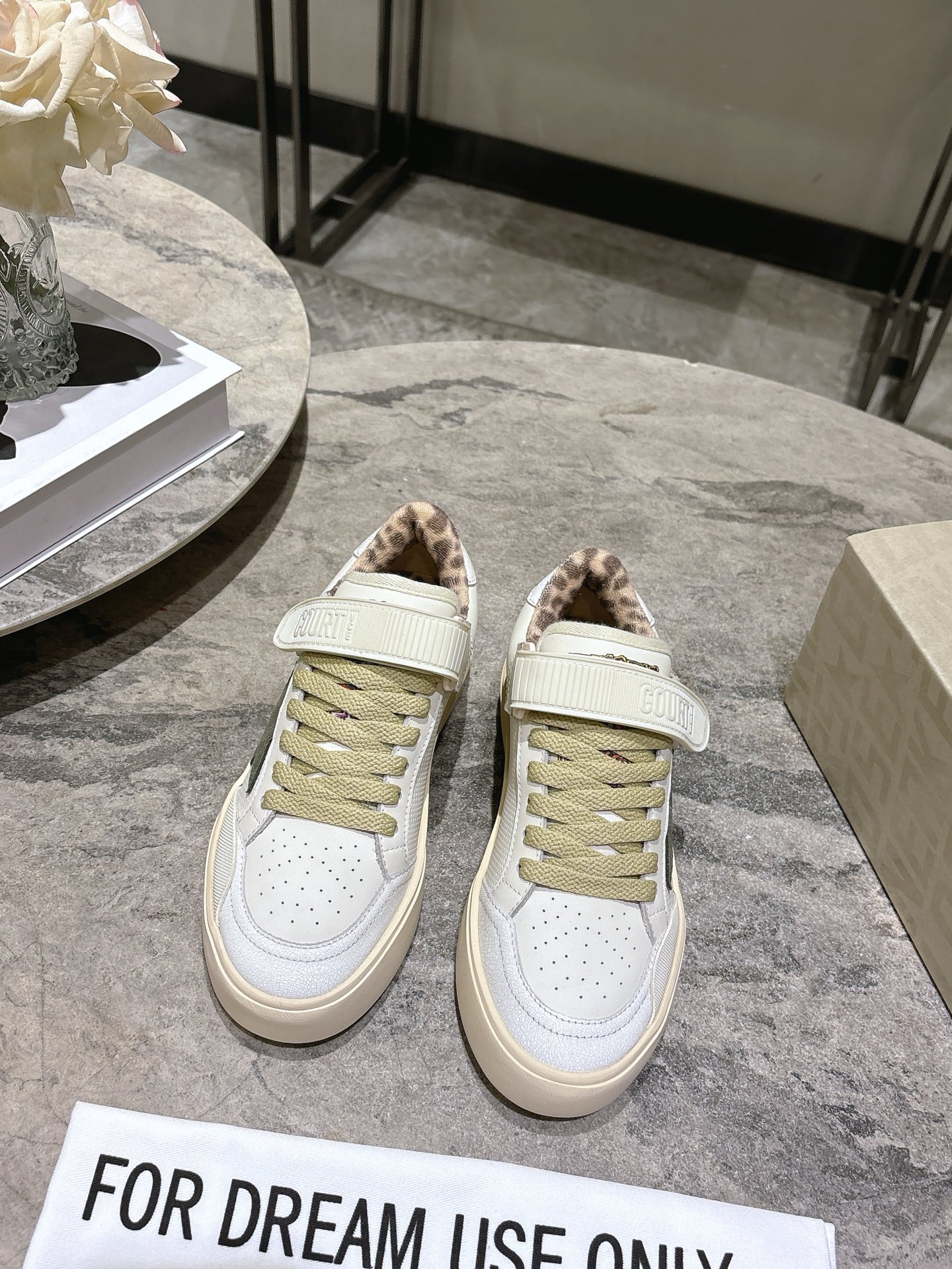 NO:679331,Exclusive top version, 1:1 replica high version GGDB space star~ 2026 early spring new casual dirty shoes series... [Color-blocking casual dirty shoes] G01 breaks the traditional aesthetic, the dirty shoes have been demonstrated on celebrities' private servers. They are so versatile!  You no longer have to worry about washing your shoes!  Fabric: Original customized Niu Jing/Imported color wipe rainproof cloth Lining: Original customized terry cloth/cow leather Foot pads: Original customized cow leather Outsole: Original molded rubber molded sole Packaging: Original full set of packaging Code number: 35-39 (40 fixed) Color: Official website updated simultaneously, casual shoes/sports shoes, sneakers, cowhide19860909独家顶级版本,1:1复刻高版本 GGDB space star~2026早春新款休闲小脏鞋系列……【拼色休闲小脏鞋】 G01打破传统审美,小脏鞋做到了明星私服上脚示范 就是这么百搭 ！再也不用担心洗鞋的问题啦！ 面料:原版定制牛京/进口擦色防雨布 内里:原版定制毛巾布/牛皮 垫脚:原版定制牛皮 大底:原版开模橡胶成型底 包装:原版全套包装 码数:35-39（40定） 颜色:官网同步更新,休闲鞋/运动鞋,sneakers,cowhide,Women's Shoes