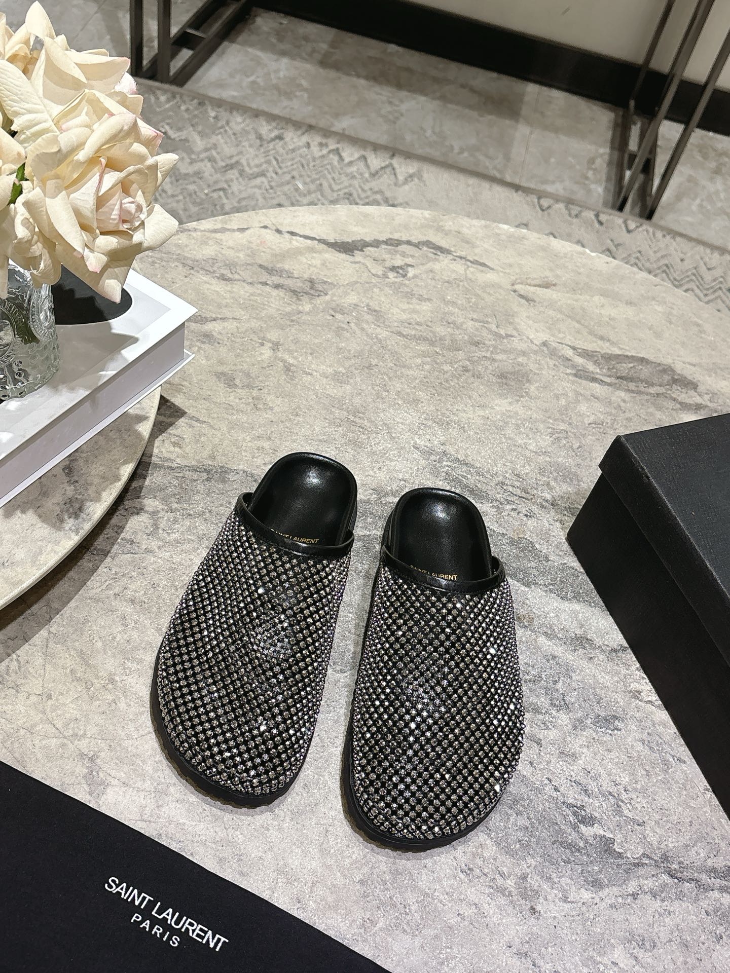 NO:705937,Saintlaurent 25ss diamond-faced mules half-slipper casual shoes for autumn and winter. The upper is covered with rhinestones and is designed with diamonds arranged in a grid, which has a strong luster. It is launched in two colors: gold and black. The gold model has the same color as the inner body, and the black model has a rhinestone surface with a black leather lining, which has a sharp visual contrast.  It is a toe-toe Mule half-mug style with no heel design, making it easy to put on and take off with one foot. The shoe shape is a simple flat-bottomed toe-toe style with smooth lines, taking into account practicality and style. The YSL brand logo can be seen inside the shoe, and it uses leather lining and textured sole, continuing the light luxury and exquisite craftsmanship of Yves Saint Laurent, with both fashion and brand recognition. The upper is meshed with mesh, and the lining is sheepskin. The outsole is 2cm taller.  size 35-40 (customized sizes 40 are non-refundable), half drag, saint laurent, saint laurent, saint laurent, slippers, sheepskin19860909Saintlaurent圣罗兰25ss秋冬钻面穆勒半拖鞋休闲鞋 鞋面通体覆盖水钻装饰,采用网格状排列的钻面设计,光泽感强；推出金色、黑色两款配色,金色款鞋身与内里同色,黑色款钻面搭配黑色皮质内里,视觉对比鲜明. 为包头穆勒拖半拖款式,无后跟设计,一脚蹬穿脱便捷；鞋型为简约的平底包头款,线条流畅,兼顾实用性与造型感.鞋内可见YSL品牌标识,采用皮革内里与质感鞋底,延续了圣罗兰轻奢精致的工艺水准,兼具时尚度与品牌辨识度. 鞋面网钻 内里羊皮 大底橡胶大底 增高2cm size35-40码（40码定制不退换）,半拖,saint laurent,saint laurent,saint laurent,slippers,sheepskin,Women's Shoes