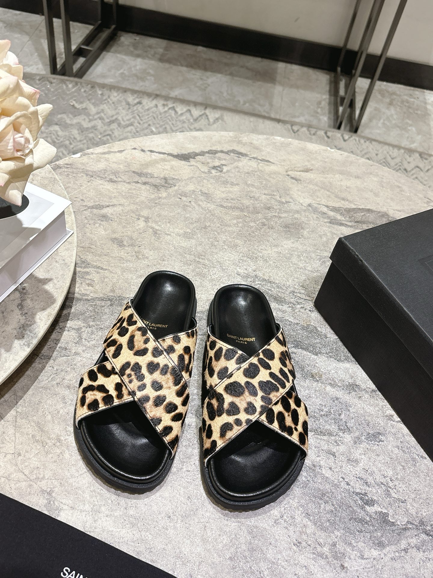 NO:705943,Saintlaurent Saint Laurent 25ss spring and summer new leopard print cross-strap slippers. The upper adopts classic leopard print elements. There are two leopard print colors, light brown with light lines and dark brown with deep lines, creating a visual sense of layering. The upper straps are cross-designed, and the toes are exposed while adding a sense of retro style and personality. They are flat-soled mule slippers with no heel design, making them easy to put on and take off;  The YSL brand logo is printed on the inside of the shoe. The upper is made of imitation horse hair leather, which has a strong touch and visual texture. It continues the brand's light luxury craftsmanship and has both wild fashion sense and brand recognition. Horse hair upper, sheepskin lining, outsole, rubber outsole, increased by 2cm, size 35-40 (customized size 40 is not returnable), slippers, saint laurent, saint laurent, saint laurent, slippers, sheepskin19860909Saintlaurent圣罗兰25ss春夏新款豹纹交叉带拖鞋 鞋面采用经典豹纹元素,有浅棕底浅纹、深棕底深纹两款豹纹配色,视觉上形成层次感；鞋面带为交叉设计,露趾的同时增加了造型的复古与个性感.属于平底穆勒拖款式,无后跟设计,穿脱便捷； 鞋内印有YSL品牌标识,鞋面采用仿马毛皮革材质,触感与视觉肌理感强,延续了品牌轻奢的工艺水准,兼具野性时尚感与品牌辨识度. 鞋面马毛 内里羊皮 大底橡胶大底 增高2cm size35-40码（40码定制不退换）,拖鞋,saint laurent,saint laurent,saint laurent,slippers,sheepskin,Women's Shoes