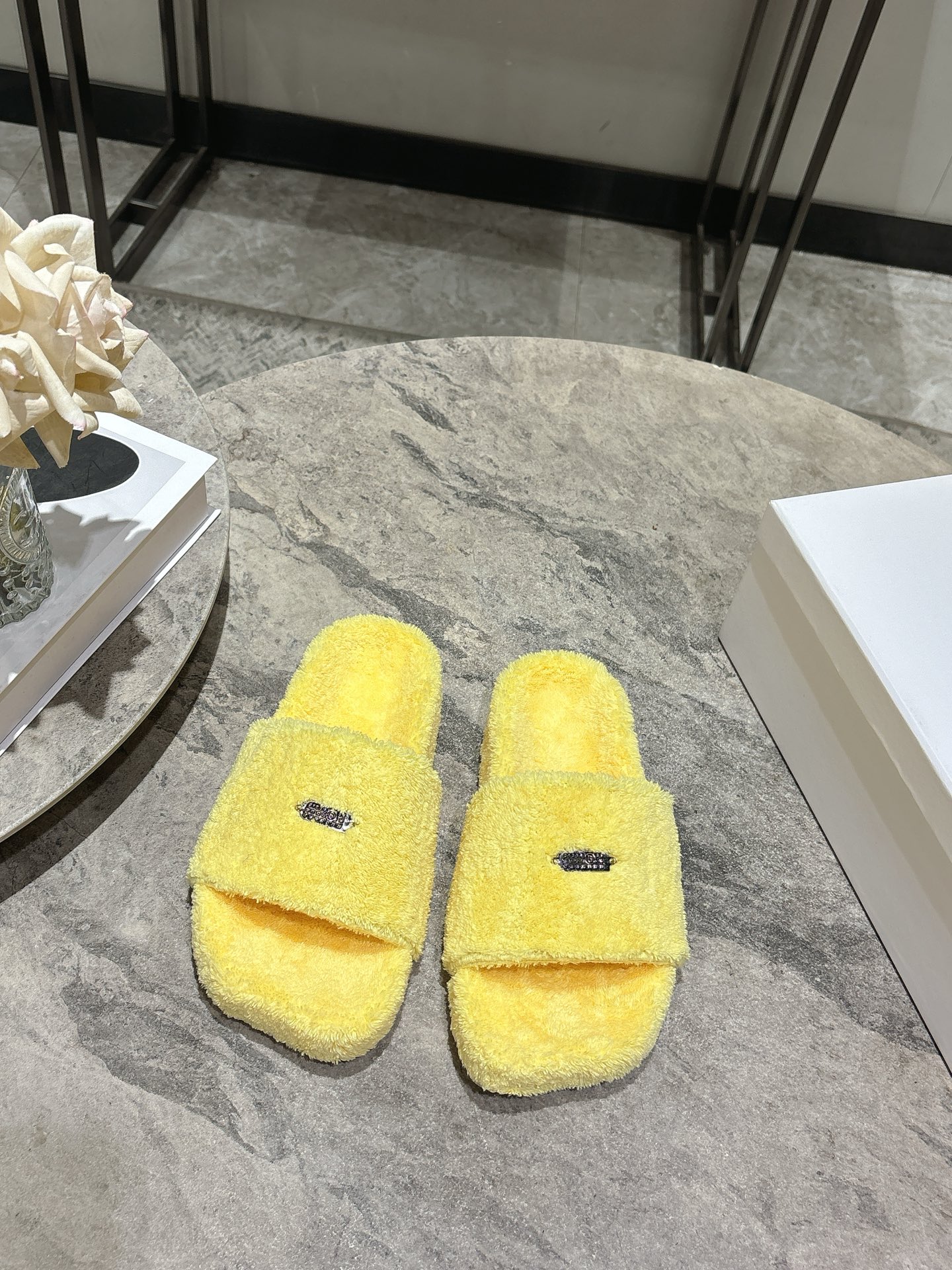 NO:705940,Maison Marginala MM6 Margiela fur slippers five-finger slippers sandals Marginala designers are so talented as design elements to create shoes. Single shoes are capable and exquisite. Half-slippers match short skirts. Sexy personality. Original fabric material. Lining material. Rubber outsole. Size: 35-40 (40 orders are not refundable or exchangeable), slippers, masion margiela, masion margiela, sandals, slippers, skirts19860909Maison Marginala MM6马吉拉毛毛拖鞋五指拖鞋凉鞋马吉拉设计师太有才了 作为设计元素打造鞋品 单鞋干练精致 半拖搭配短裙 性感个性 面料原版材质 内里对版材质 橡胶大底 码数:35-40（40订做不退不换）,拖鞋,masion margiela,masion margiela,sandals,slippers,skirts,Women's Shoes