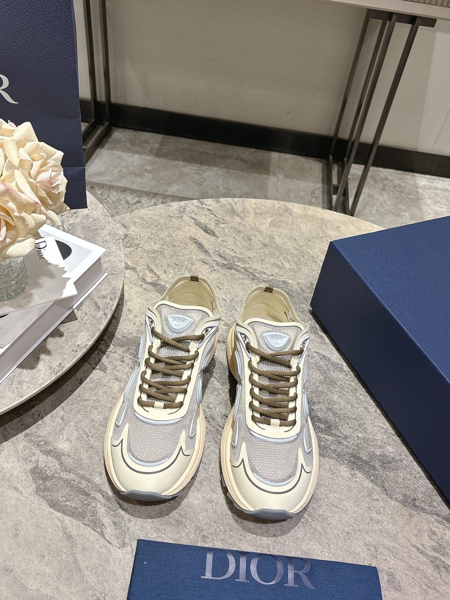 NO:705950,DIOR Dior B30 COUNTDOWN TECH Jay Chou's matching shoes, couple style men's sneakers, are inspired by lighter running shoes this season. They use multi-layer transparent nylon uppers, which are futuristic. The CD30 rubber logo on the tongue/heel highlights the brand style. Equipped with ultra-light foam midsole for the ultimate comfortable wearing experience. The entire series uses WELDED (seamless bonding) technology to ensure durability and lightness.  Full size dopamine color matching, the best choice for couples' shoes. Size: female 37-41, male 39-47, casual shoes/sports shoes, dior, dior, sneakers19860909DIOR迪奥B30 COUNTDOWN TECH周杰伦同款鞋履情侣款男士运动鞋 本季以更加轻便的跑步鞋灵感 采用多层透明尼龙鞋面,未来感爆棚 鞋舌/鞋跟处CD30橡胶标识,彰显品牌风格 配备超轻泡沫中底,极致舒适穿着体 验 全系采用WELDED（无缝线粘合）技术,确保耐久和轻便性 全尺码多巴胺配色,情侣鞋款不二之选噢 码数:女37-41 男39-47,休闲鞋/运动鞋,dior,dior,sneakers,Women's Shoes