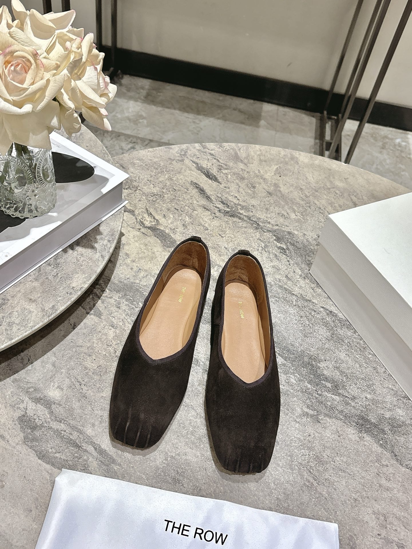 NO:707619,The Row26 new early spring Mary Jane flat shoes, dancing shoes and grandma shoes!  It’s rare to see a dance shoe that is so detailed and very tolerant to the foot. It modifies the foot shape properly without losing its unique charm. It is convenient and convenient to put on the foot. It is also very comfortable and can be worn in daily life. It is super versatile!  Upper sheepskin lining sheepskin outsole genuine leather outsole Size: 35-40 (40 orders are not returnable), single shoes, mary jane, sheepskin, sheep, Leather soles19860909The Row26早春新款玛丽珍平底单鞋跳舞鞋奶奶鞋！很少会看到一款跳舞鞋会做到这么精细、而且对脚的包容性特别强,把脚型修饰得妥妥的,又不失独特韵味,上脚方便便捷,且非常舒适、日常穿都没有问题的、超级百搭！ 鞋面羊京 内里羊皮 大底真皮大底 码数:35-40（40订做不退换）,单鞋,mary jane,sheepskin,sheep,Leather soles,Women's Shoes