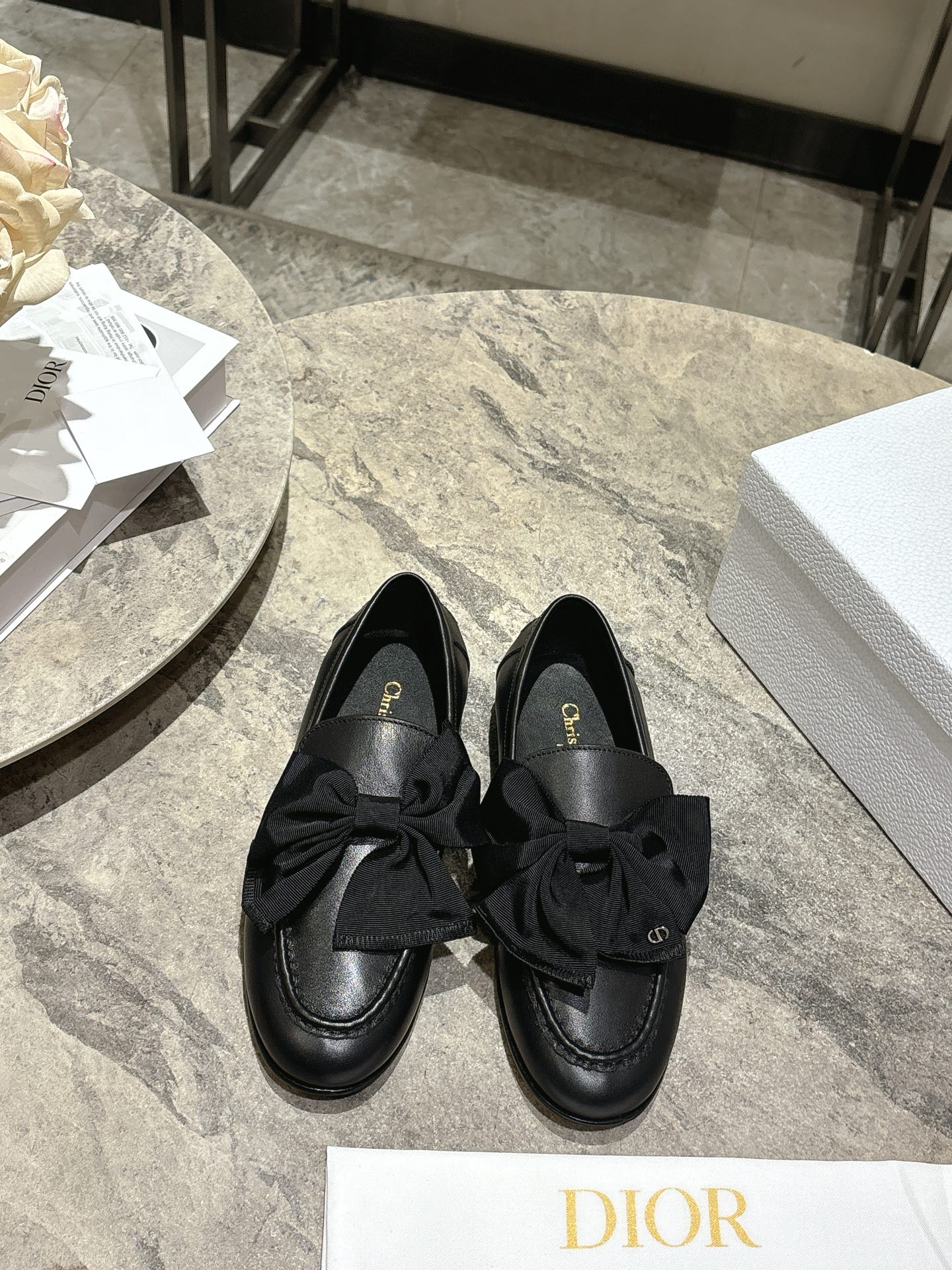 NO:707612,, Dior Dior's 2026 spring and summer new products. The latest popular slip-on bow loafer series in the counter. Purchased from the original, developed and made. This Dior loafer is carefully made of black glossy cow leather. The front letter plate is decorated with a golden Christian Dior Paris logo. Paired with a leather injection outsole, it can add a classic style to various casual looks. Upper: original cowhide/cow patent leather. Lining: sheepskin. Outsole: imported injection molding leather outsole.  Heel height: 1cm Size: 35-39 (40.41 customized), loafers, dior, dior, loafers, cowhide, sheepskin, Leather soles19860909, Dior迪奥 2026春夏新品 专柜最新爆款一脚蹬蝴蝶结乐福鞋系列 原版购入开发做货这款迪奥乐福鞋采用黑色光面牛皮革精心制作,正面字母标牌饰以金色调Christian Dior Paris标志.搭配真皮注塑大底可为各式休闲造型增添经典风格. 鞋面:原版牛皮/牛漆皮 内里:羊皮 大底:进口注塑真皮大底 跟高:1cm 码数:35-39（40.41定制）,乐福鞋,dior,dior,loafers,cowhide,sheepskin,Leather soles,Women's Shoes