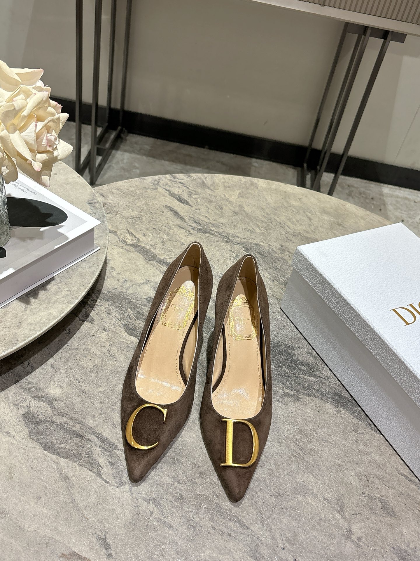 NO:707611,DIOR Dior 2026 early spring catwalk new C’est high-heeled series jelly-colored high-heeled pointed-toe women’s shoes. Stars’ same style CD letter logo hardware buckle slender-heeled shallow-mouth single shoes. The top high-end version on the market. Material: upper imported calfskin/imported sheepskin + water-dyed sheepskin lining + Italian genuine leather outsole + original molded hardware buckle. Heel height: 8.5CM  Size 35-39 (40.41.42. Customized, non-refundable and non-exchangeable), single shoes, dior, dior, cowhide, sheepskin, sheep, Leather soles19860909DIOR 迪奥2026早春走秀新款C’est高定系列果冻色高跟尖头女鞋 明星同款CD字母logo五金扣细跟浅口单鞋 市面顶级高端版本 材质:鞋面进口小牛皮/进口羊猄皮+水染羊皮内里+意大利真皮大底+原版开模五金扣 跟高:8.5CM size35-39码(40.41.42.定做不退不换）,单鞋,dior,dior,cowhide,sheepskin,sheep,Leather soles,Women's Shoes