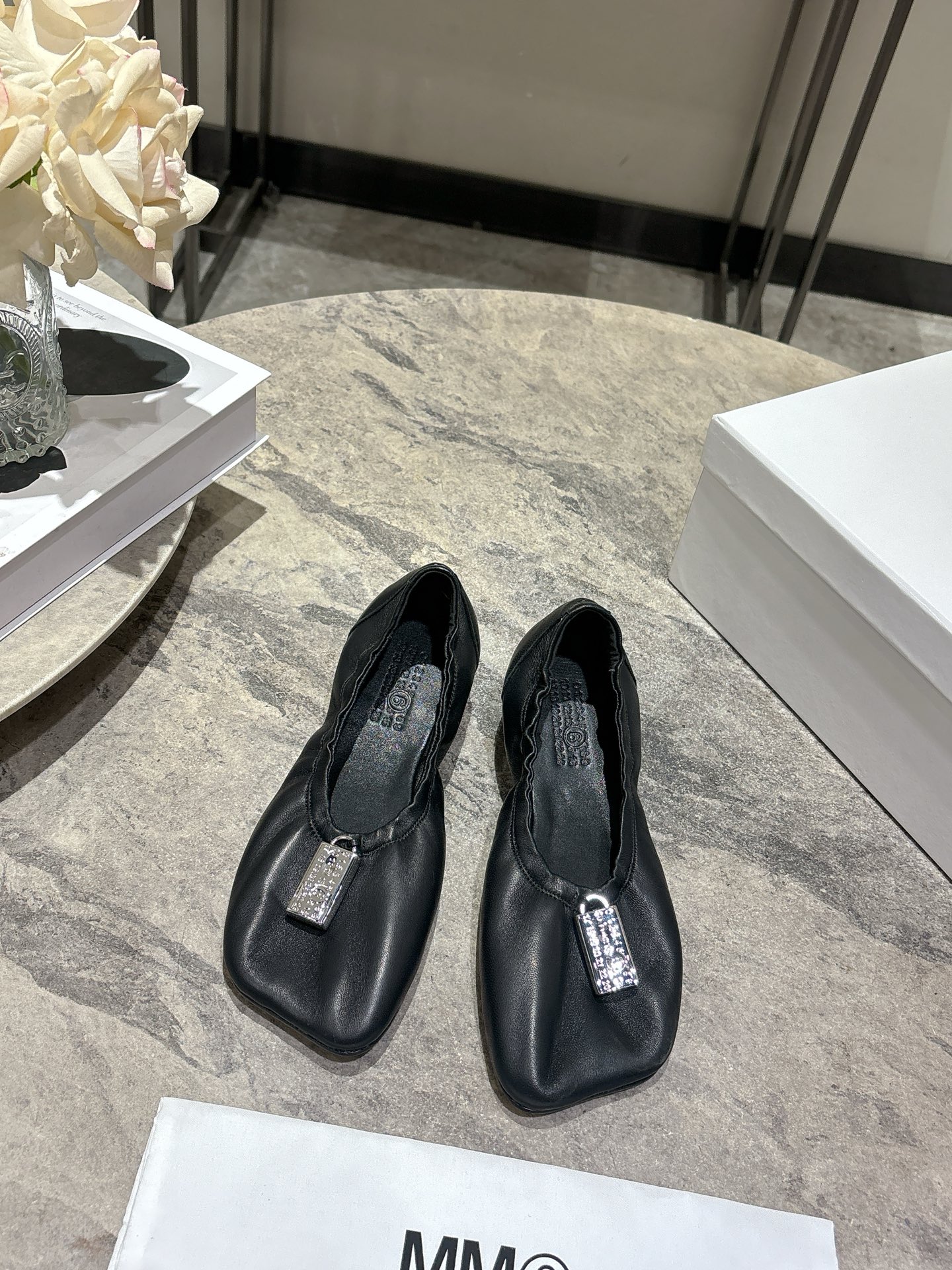 NO:707613,Maison Margiela MM6 new spring and summer apple-toe ballet shoes. Brand letter nameplate lock pendant. Unique. ♀Refuse to clash. Full sheepskin inside the upper. Comfortable and versatile. Genuine leather outsole. Available in three colors. Size: 35-39 (customized in 40), ballet shoes, masion margiela, masion margiela, sheepskin, Leather soles19860909Maison Margiela马吉拉MM6春夏新款苹果头芭蕾舞鞋 品牌字母铭牌锁头吊坠 别具一格 ♀拒绝撞款 鞋面内里全羊皮 舒适百搭 真皮大底 三色发售 码数:35-39(40定做),芭蕾舞鞋,masion margiela,masion margiela,sheepskin,Leather soles,Women's Shoes