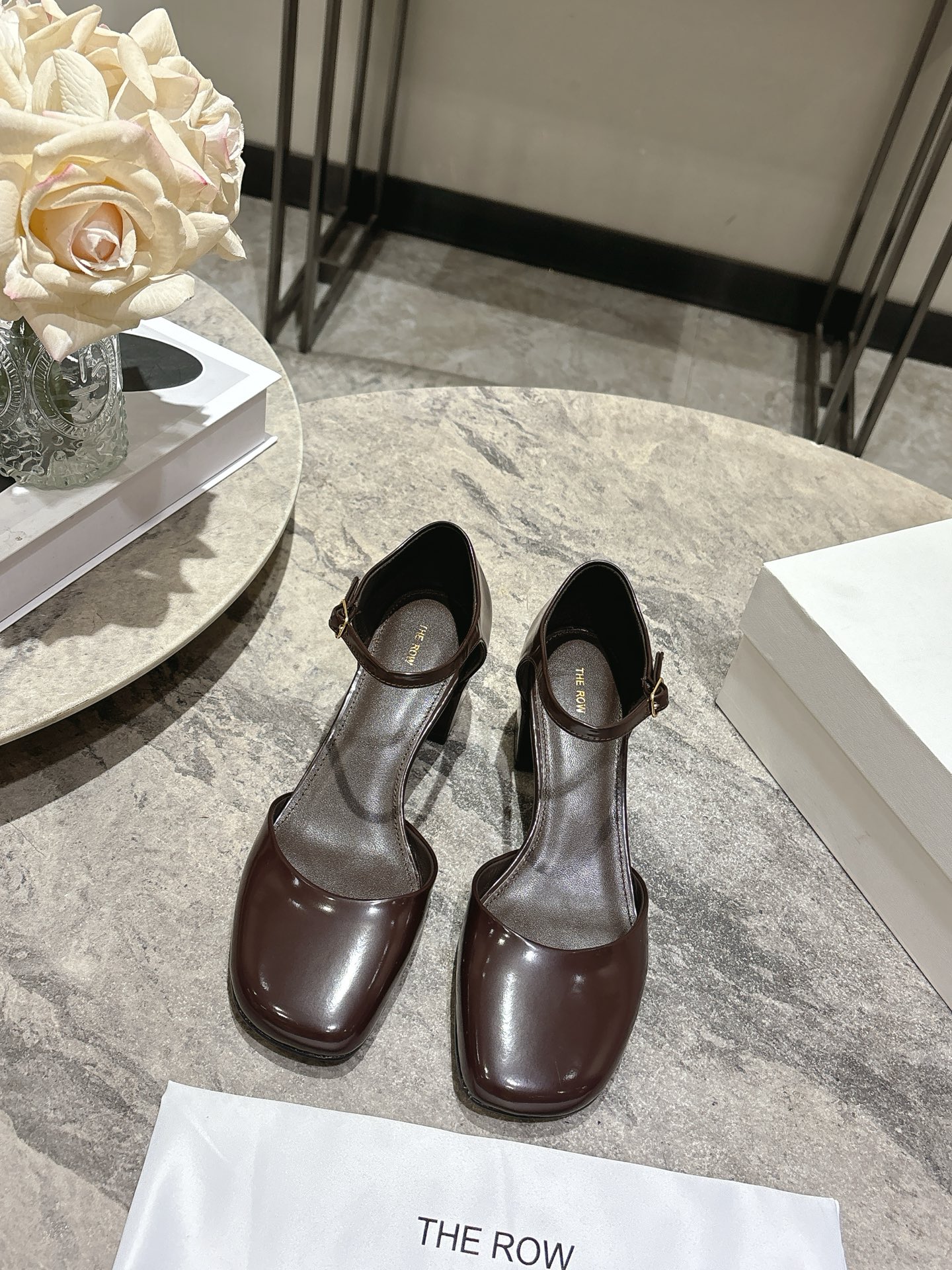 NO:722895,The Row 26 new spring and summer thick heel round heel Mary Jane toe round toe hollow sandals!  It is said that this is the most beautiful Mary Jane milk of the year, with French elegance, high-end and fashionable, salty or sweet, artistic and elegant!  Whether you pair it with a short skirt and shorts and casual pants in the summer, or you pair it with a short skirt and a windbreaker in the autumn and winter, it always looks high-end, full of femininity, and you won’t feel tired when wearing gold heels!  Easy to wear and look good. Open-edge beaded upper. Sheepskin insole. Original molded sole. Heel height 5cm. Size 35-39 (40 custom made and non-refundable). Sandals, sandals, mary jane, skirts, shorts, sheepskin, gold.19860909The Row 26春夏新款粗跟圆跟玛丽珍包头圆头中空凉鞋单鞋！ 据说这是本年度最美丽的玛丽珍奶,法式优雅气质在线、高级又时髦,可盐可甜,文艺又气质！无论是夏天配短裙配短裤休闲裤,还是秋冬配短裙配风衣,都是妥妥的高级感,女人味爆满,黄金跟高穿着不累！好穿又好看 开边珠鞋面 羊皮里羊皮鞋垫 原版开模底 跟高5cm 码数35-39（40定做不退换）,凉鞋,sandals,mary jane,skirts,shorts,sheepskin,gold,Women's Shoes