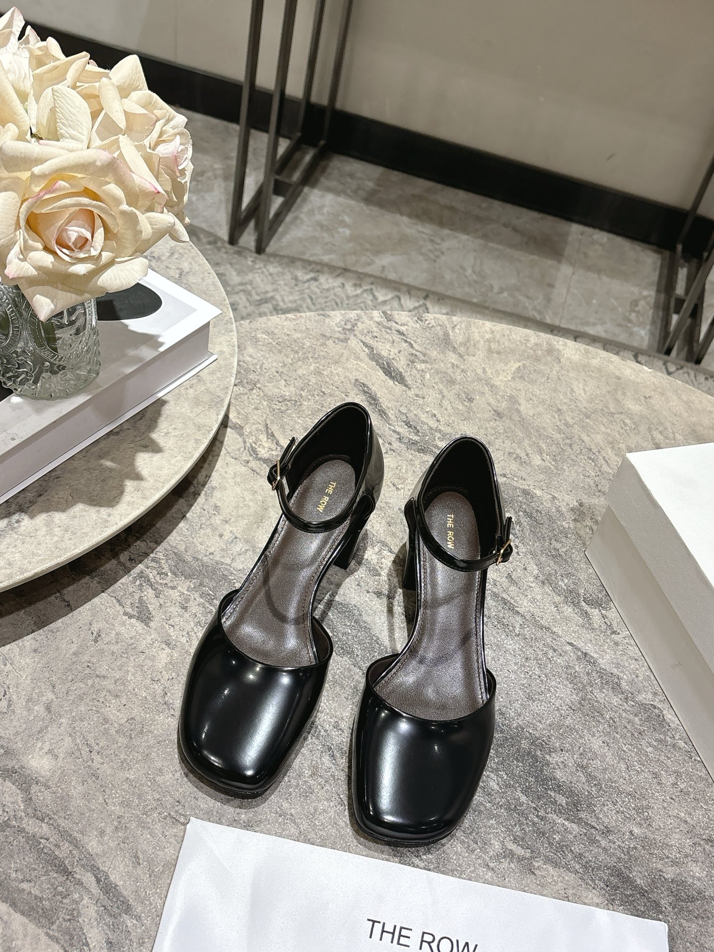 NO:707607,The Row 26 new spring and summer thick heel round heel Mary Jane toe round toe hollow sandals!  It is said that this is the most beautiful Mary Jane milk of the year, with French elegance, high-end and fashionable, salty or sweet, artistic and elegant!  Whether you pair it with a short skirt and shorts and casual pants in the summer, or you pair it with a short skirt and a windbreaker in the autumn and winter, it always looks high-end, full of femininity, and you won’t feel tired when wearing gold heels!  Easy to wear and look good. Open-edge beaded upper. Sheepskin insole. Original molded sole. Heel height 5cm. Size: 35-39 (customized in 40). Sandals Mary Jane, sandals, mary jane, skirts, shorts, sheepskin, gold.19860909The Row 26春夏新款粗跟圆跟玛丽珍包头圆头中空凉鞋单鞋！ 据说这是本年度最美丽的玛丽珍奶,法式优雅气质在线、高级又时髦,可盐可甜,文艺又气质！无论是夏天配短裙配短裤休闲裤,还是秋冬配短裙配风衣,都是妥妥的高级感,女人味爆满,黄金跟高穿着不累！好穿又好看 开边珠鞋面 羊皮里羊皮鞋垫 原版开模底 跟高5cm 码数:35-39(40定做),凉鞋玛丽珍,sandals,mary jane,skirts,shorts,sheepskin,gold,Women's Shoes