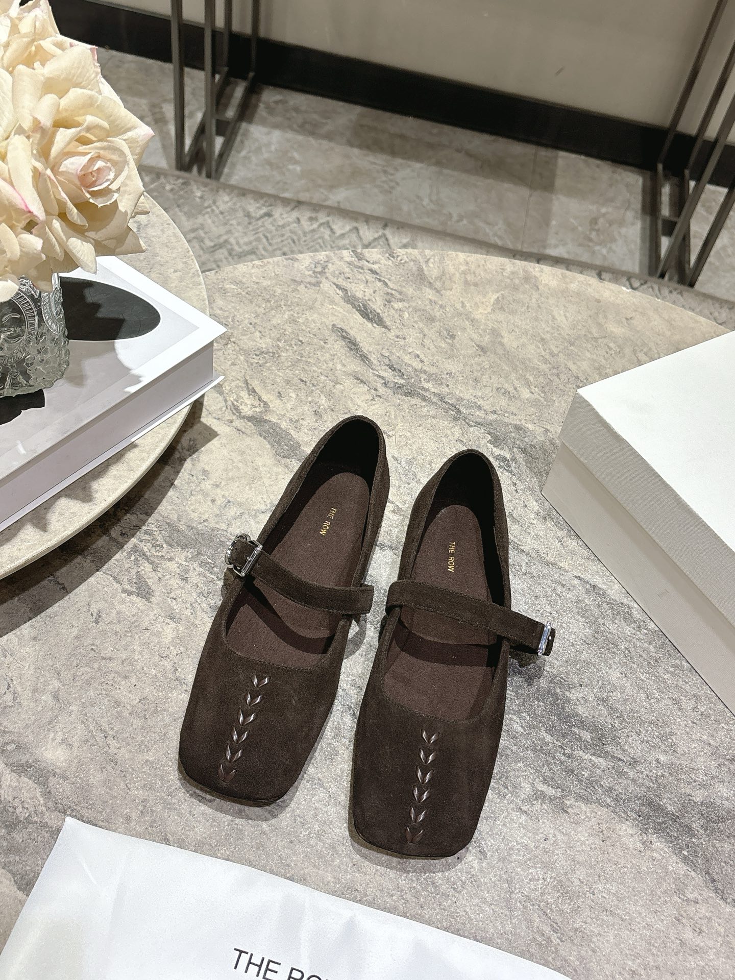 NO:707605,The Row26 new early spring Mary Jane flat shoes, dancing shoes and grandma shoes!  It’s rare to see a dance shoe that is so detailed and very tolerant to the foot. It modifies the foot shape properly without losing its unique charm. It is convenient and convenient to put on the foot. It is also very comfortable and can be worn in daily life. It is super versatile!  Upper Niujing, lining sheepskin, outsole genuine leather outsole Size: 35-39 (40.41 custom-made, non-refundable), single shoes, mary jane, sheepskin, Leather soles19860909The Row26早春新款玛丽珍平底单鞋跳舞鞋奶奶鞋！很少会看到一款跳舞鞋会做到这么精细、而且对脚的包容性特别强,把脚型修饰得妥妥的,又不失独特韵味,上脚方便便捷,且非常舒适、日常穿都没有问题的、超级百搭！ 鞋面牛京 内里羊皮 大底真皮大底 码数:35-39（40.41订做不退换）,单鞋,mary jane,sheepskin,Leather soles,Women's Shoes