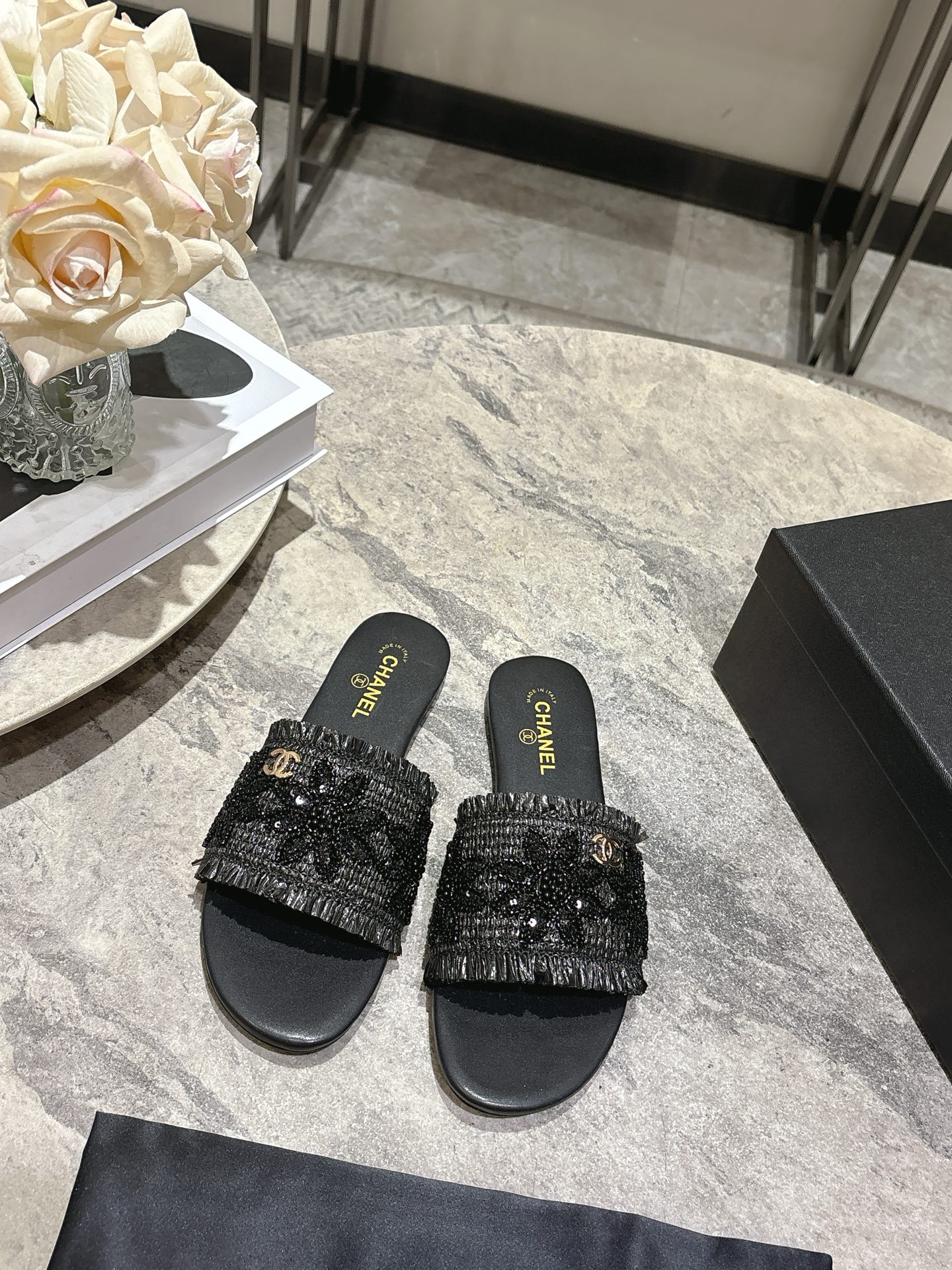 NO:707604,Chanel 26K new spring and summer slippers series. This season's camellia series is really beautiful. Grandma Xiang's always elegant and ladylike temperament, full of high-end sense!  It’s very nice on the feet~ Whether worn barefoot or paired with skirts or trousers, it’s very versatile!  Incomparably beautiful!  Specially made of imported lambskin for the upper, mixed sheepskin for the lining, Italian grade A genuine leather outsole Size 35-39 (customized 40/41), slippers, chanel, slippers, skirts, sheepskin, Leather soles19860909Chanel 26K春夏新品拖鞋系列 这一季山茶花系列真的超美 香奶奶家一贯的优雅名媛气质 高级感十足！上脚非常nice～ 不管光脚穿或搭配裙装、裤装、 都非常百搭！无敌美！特别仙 鞋面采用进口小羊皮 内里垫脚混种羊皮 意大利A级真皮大底 Size35-39（40/41定制）,拖鞋,chanel,slippers,skirts,sheepskin,Leather soles,Women's Shoes