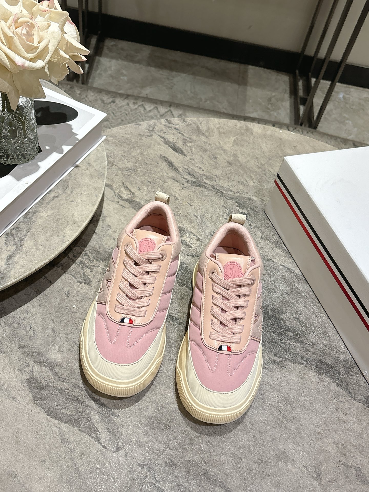 NO:707618,Moncler Altive Mid Biscuit Shoes Inspired by the Moncler Collection, they perfectly integrate bold design and practical functions to redefine urban lifestyle. The walking windproof waterproof outdoor grade/spliced cowhide fabric/comfortable sheepskin lining. Industrial style aesthetic thick rope shoelaces + black and white contrasting colors, full of functionality. Low-key luxury heel logo embossed, those who know it will understand. Suitable for outdoor hiking, urban daily wear with casual sportswear, easily create a fashionable look.  Original vibram rubber + TPU outsole. Non-slip and wear-resistant. Size 35-39 (customized at 40.41). Original packaging, casual shoes/sports shoes, Moncler, sneakers, cowhide, sheepskin19860909Moncler Altive Mid 蒙口系列饼干鞋 灵感源自 Moncler 典藏系列,将大胆设计与实用功能完美融合,重新定义都市生活方式 行走的风布防泼水户外等级/拼接牛皮面料/内里舒适羊皮 工业风美学粗绳鞋带+黑白撞色,机能感拉满 低调奢华后跟Logo压印,懂的人自然懂 适用场景户外徒步,城市日常搭配休闲运动服饰,轻松打造时尚造型 原版vibram橡胶+tpu大底.防滑耐磨 码数35-39(40.41定做) 原版包装,休闲鞋/运动鞋,Moncler,sneakers,cowhide,sheepskin,Women's Shoes