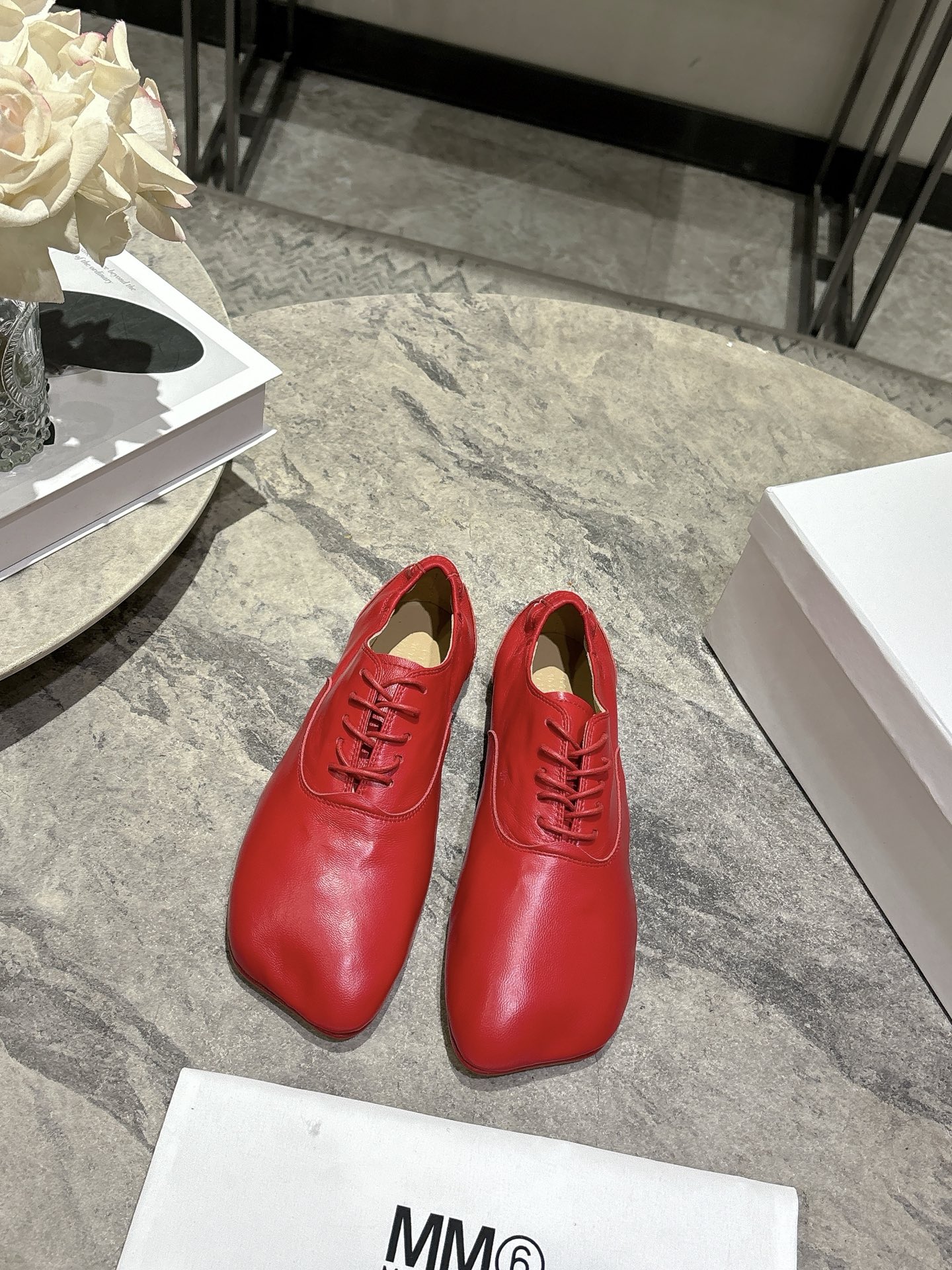 NO:707616,Maison Margiela MM6 new spring and summer apple toe lace-up ballet shoes, unique and ♀Refuse to conflict with each other, full sheepskin inside the upper, comfortable and versatile, genuine leather outsole, available in three colors, code number: 35-39 (customized in 40), single shoes, masion margiela, masion margiela, sheepskin, Leather soles19860909Maison Margiela马吉拉MM6春夏新款苹果头系带芭蕾舞鞋 别具一格 ♀拒绝撞款 鞋面内里全羊皮 舒适百搭 真皮大底 三色发售 码数:35-39(40定做),单鞋,masion margiela,masion margiela,sheepskin,Leather soles,Women's Shoes