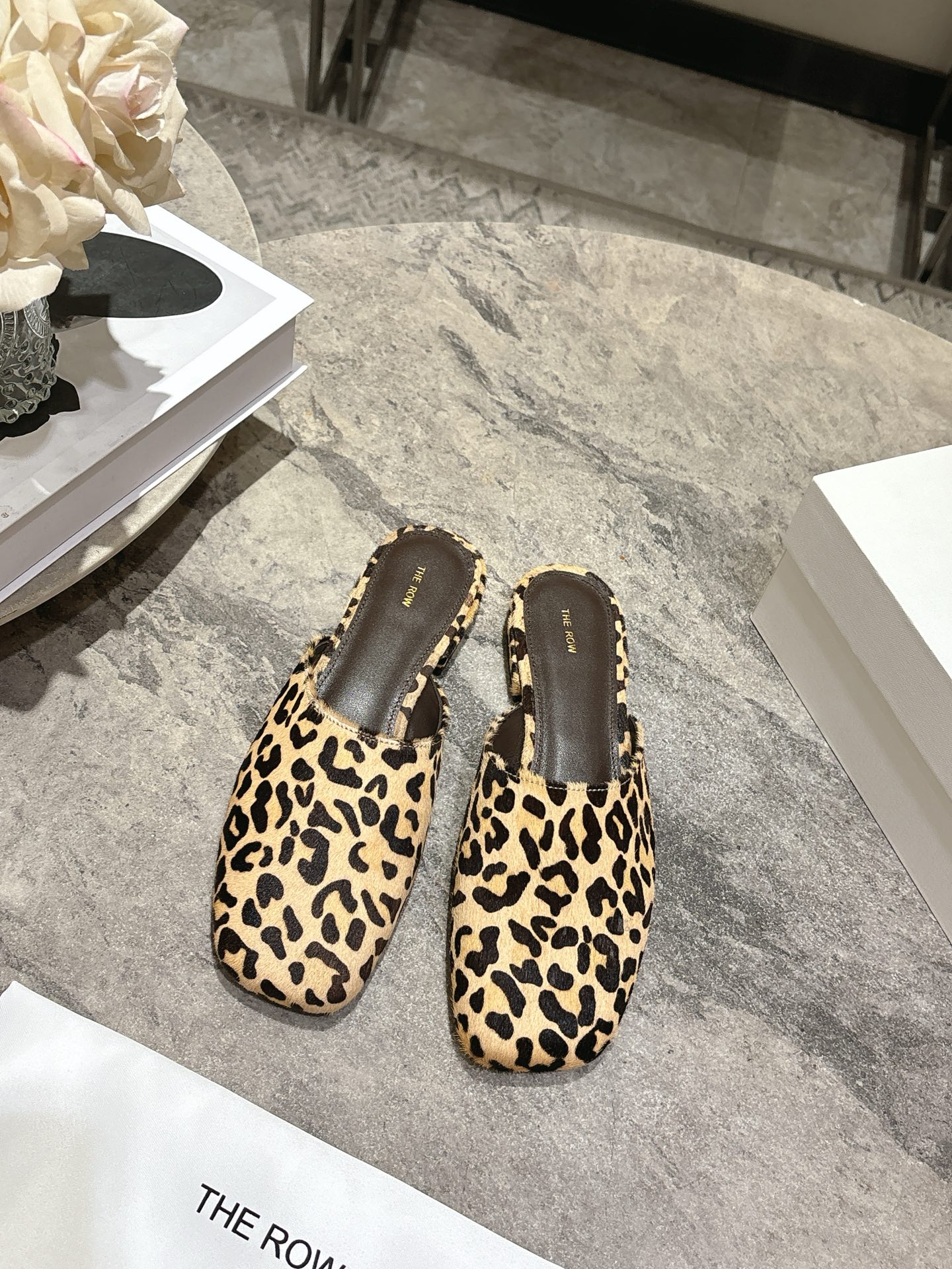 NO:722889,The Row 26 new spring and summer thick heel round heel Mary Jane toe round toe half slippers!  It is said that this is the most beautiful Mary Jane milk of the year, with French elegance, high-end and fashionable, salty or sweet, artistic and elegant!  Whether you pair it with a short skirt and shorts and casual pants in the summer, or you pair it with a short skirt and a windbreaker in the autumn and winter, it always looks high-end, full of femininity, and you won’t feel tired when wearing gold heels!  Easy to wear and good-looking. Open-edge bead/horse hair upper. Sheepskin insole. Original molded sole. Heel height 2cm. Size 35-39 (40 custom made and non-refundable). Half drag, mary jane, slippers, skirts, shorts, sheepskin, gold.19860909The Row 26春夏新款粗跟圆跟玛丽珍包头圆头半拖鞋！ 据说这是本年度最美丽的玛丽珍奶,法式优雅气质在线、高级又时髦,可盐可甜,文艺又气质！无论是夏天配短裙配短裤休闲裤,还是秋冬配短裙配风衣,都是妥妥的高级感,女人味爆满,黄金跟高穿着不累！好穿又好看 开边珠/马毛鞋面 羊皮里羊皮鞋垫 原版开模底 跟高2cm 码数35-39（40定做不退换）,半拖,mary jane,slippers,skirts,shorts,sheepskin,gold,Women's Shoes