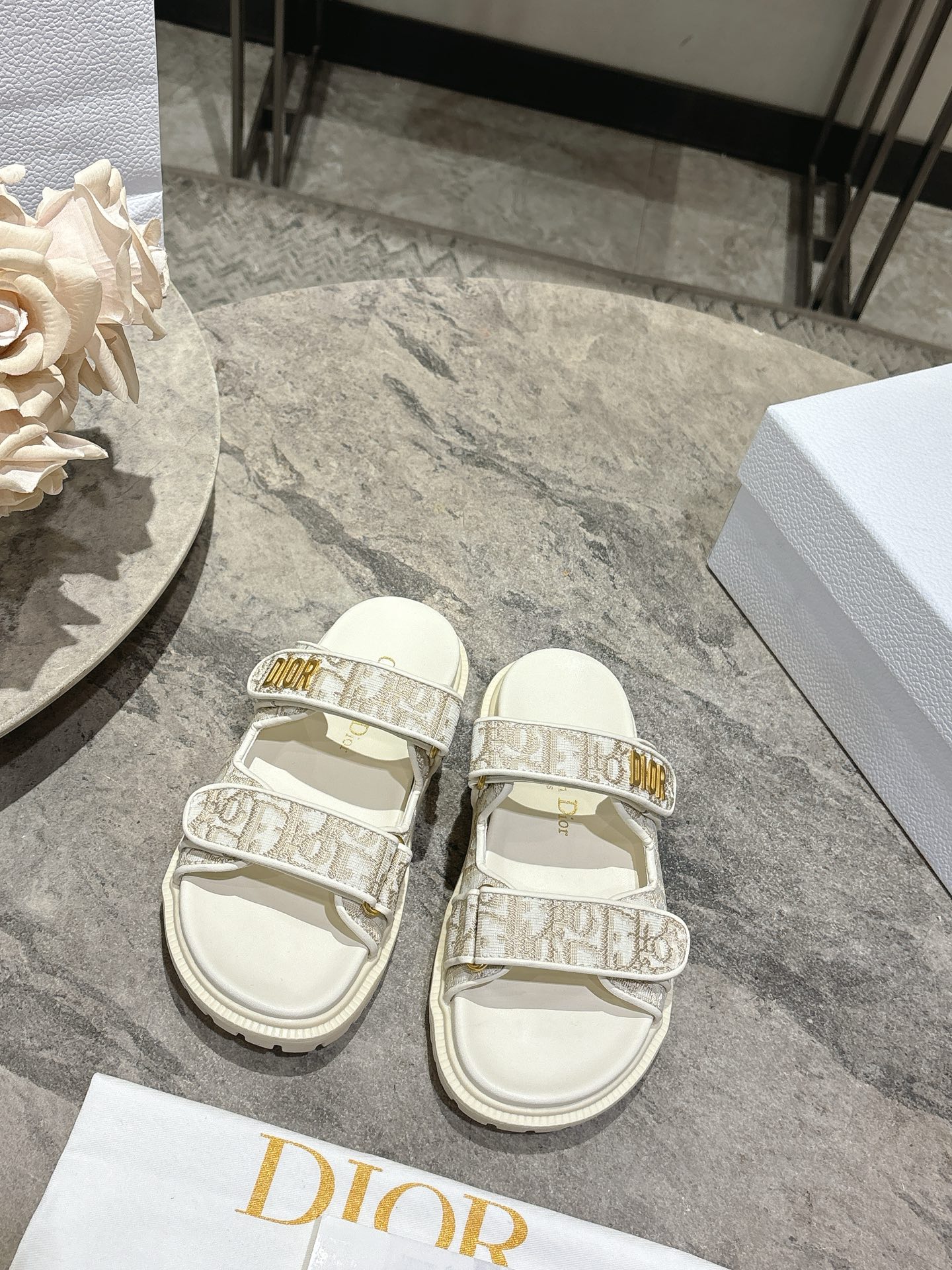 NO:747486,Dior Dior's latest spring and summer slippers, with many celebrity Internet celebrities, classic silhouette design decorated with Dior LOGO silk screen, super good-looking and versatile, very soft on the foot, original cloth upper, genuine open-molded TPU outsole, size 35-39. (40.41 custom-made), slippers and sandals, dior, dior, sandals, slippers19860909Dior迪奥春夏最新款凉拖鞋、超多明星网红种草、经典的版型设计上迪奥LOGO丝印点缀、超好看超百搭、上脚非常柔软鞋面原版布面,内里布面、正品开模TPU大底 码数35-39.(40.41定做),拖鞋凉鞋,dior,dior,sandals,slippers,Women's Shoes