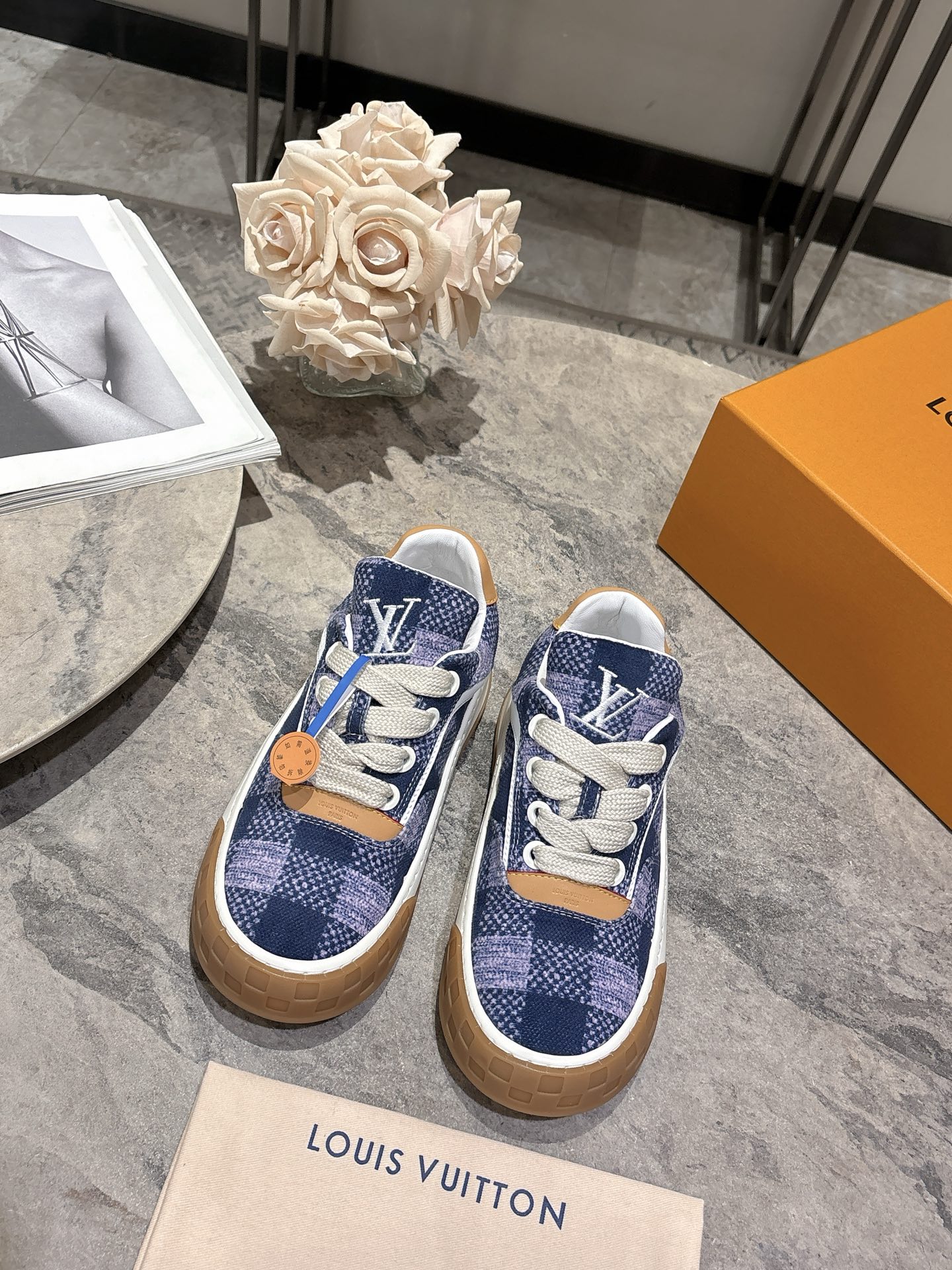 NO:921768,Lv's latest autumn and winter couple's new Tilted men's skateboard shoes, low-cut sneakers, thick-soled biscuit shoes, this pair of shoes must be picked up. Casual and versatile, the trendy casual sneakers have rubber soles that are light and wear-resistant, making daily wear stress-free. The tongue, heel and insole have the Louis Vuitton logo, and the details are super exquisite. They can be easily worn in jeans or casual pants, suitable for commuting and leisure, and are fashionable and practical!  Size 35-45 (customized for women 40 and men 45), casual shoes/sports shoes, louis vuitton, louis vuitton, sneakers, jeans19860909Lv秋冬最新款情侣款新款Tilted男士滑板鞋 低帮运动鞋 厚底饼干鞋 这双鞋必须拿下 休闲百搭 跟上潮流的休闲运动鞋橡胶鞋底轻盈耐磨,日常穿搭无压力.鞋舌 后跟 和鞋垫有Louis Vuitton标识,细节超精致.无论牛仔裤还是休闲裤都能轻松驾驭,通勤休闲都适合,时尚实用两不误！ size35-45码(女40 男45定做),休闲鞋/运动鞋,louis vuitton,louis vuitton,sneakers,jeans,Women's Shoes