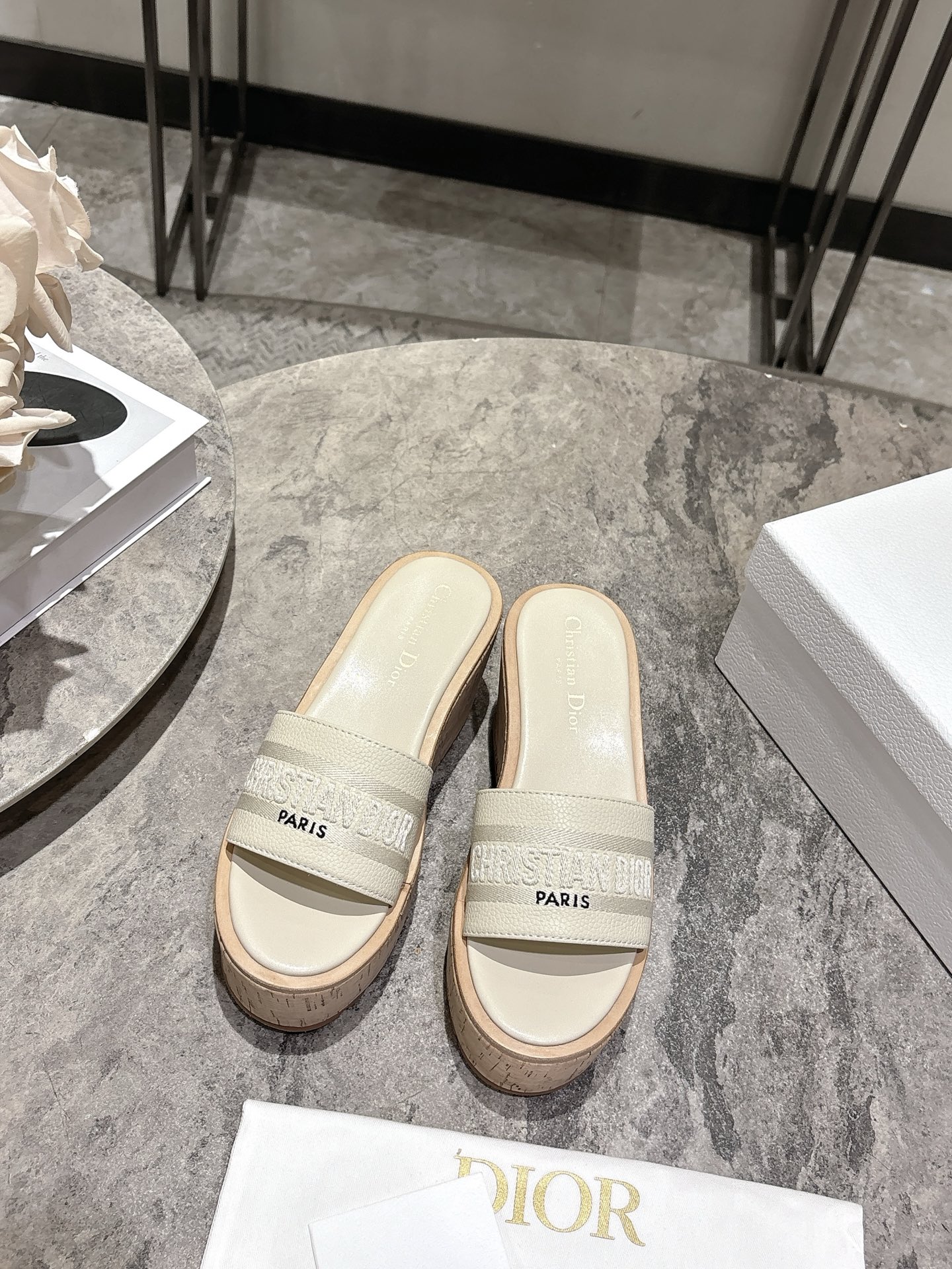 NO:747483,Dior Dior's latest thick-soled slippers for the spring and summer of 2026. Many celebrities have planted grass. The must-have thick-soled design for spring and summer can instantly make you taller. CD letter logo three-dimensional embroidery thick-soled round toe open-toe slippers. The original development of the top version on the market. The foot feels soft and delicate. The outsole is super light and extremely comfortable. Material: imported calfskin electric embroidery embroidery on the upper. Original high-elastic, wear-resistant and soluble combination outsole.  The perfect height-increasing artifact with a height of 8CM, Size 35-41 (40.41. Customized, non-returnable and non-exchangeable), slippers, dior, dior, slippers, cowhide19860909Dior迪奥2026春夏最新款厚底拖鞋 超多明星网红种草 春夏必备厚底设计瞬间拉满身高 CD字母logo立体刺绣厚底圆头露趾拖鞋 原版开发市面顶级版本 脚感柔软细腻 大底超级轻 舒适度极高 材质:鞋面进口小牛皮电绣刺绣 原版高弹耐磨溶组合大底 高度8CM妥妥的增高神器Size35-41（40.41.定做不退不换）,拖鞋,dior,dior,slippers,cowhide,Women's Shoes