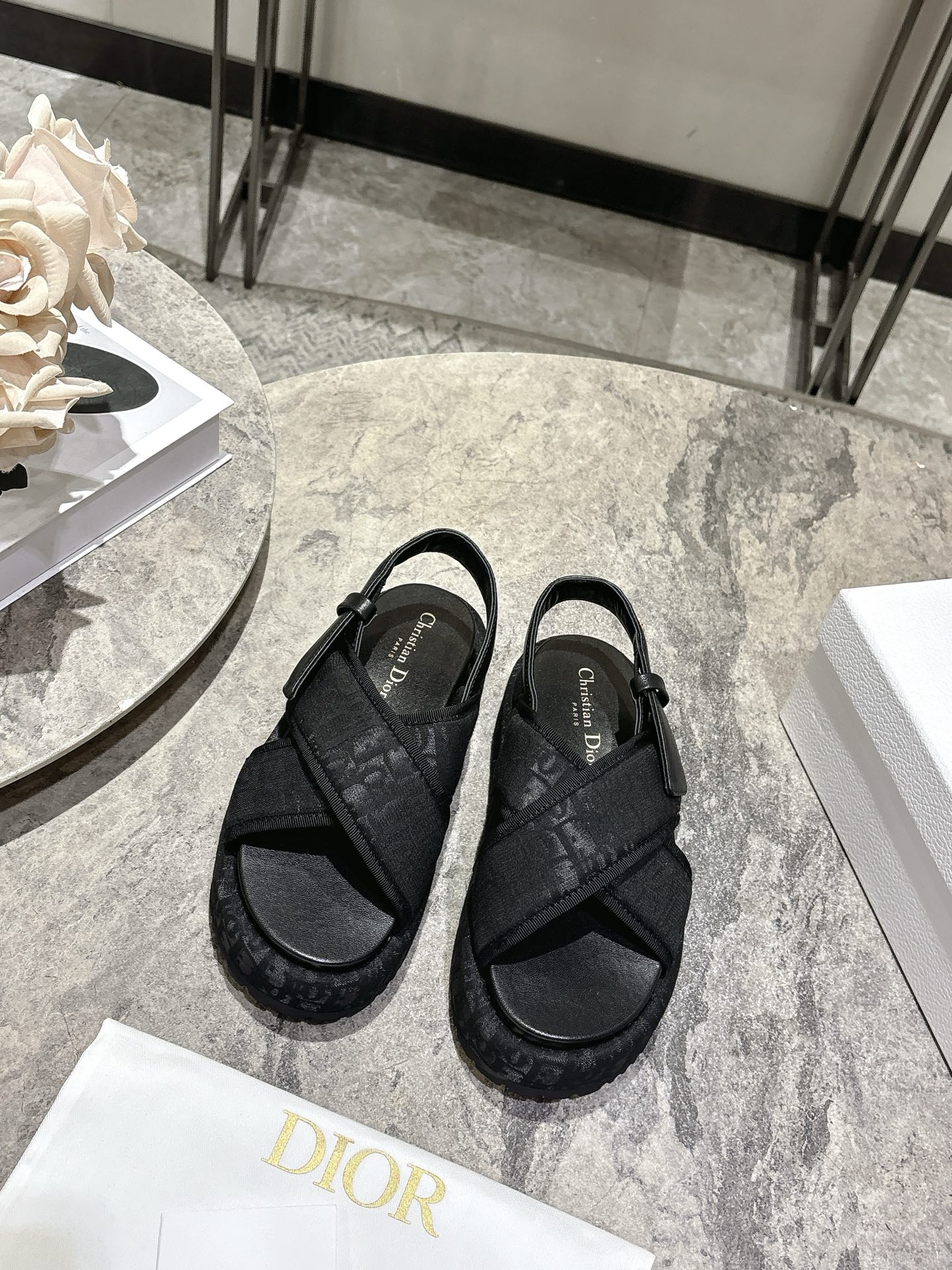 NO:747493,Dior Dior 2026 spring and summer new thick-soled sandals CD letter logo three-dimensional embroidery thick-soled round toe open-toe cross sandals. The original version is developed to be the top version on the market. It feels soft and delicate, and the outsole is super light and extremely comfortable. Material: imported electric embroidery on the upper. Original high-elastic combined outsole. Height 5CM, a proper height-increasing artifact.  Size35-39 (40.41.42 custom-made, non-refundable and non-exchangeable), slippers and sandals, dior, dior, sandals, slippers19860909Dior迪奥2026春夏新款厚底凉鞋 CD字母logo立体刺绣厚底圆头露趾交叉凉鞋 原版开发市面顶级版本,脚感柔软细腻,大底超级轻 舒适度极高 材质:鞋面进口电绣刺绣 原版高弹组合大底 高度5CM妥妥的增高神器 Size35-39（40.41.42定做不退不换）,拖鞋凉鞋,dior,dior,sandals,slippers,Women's Shoes