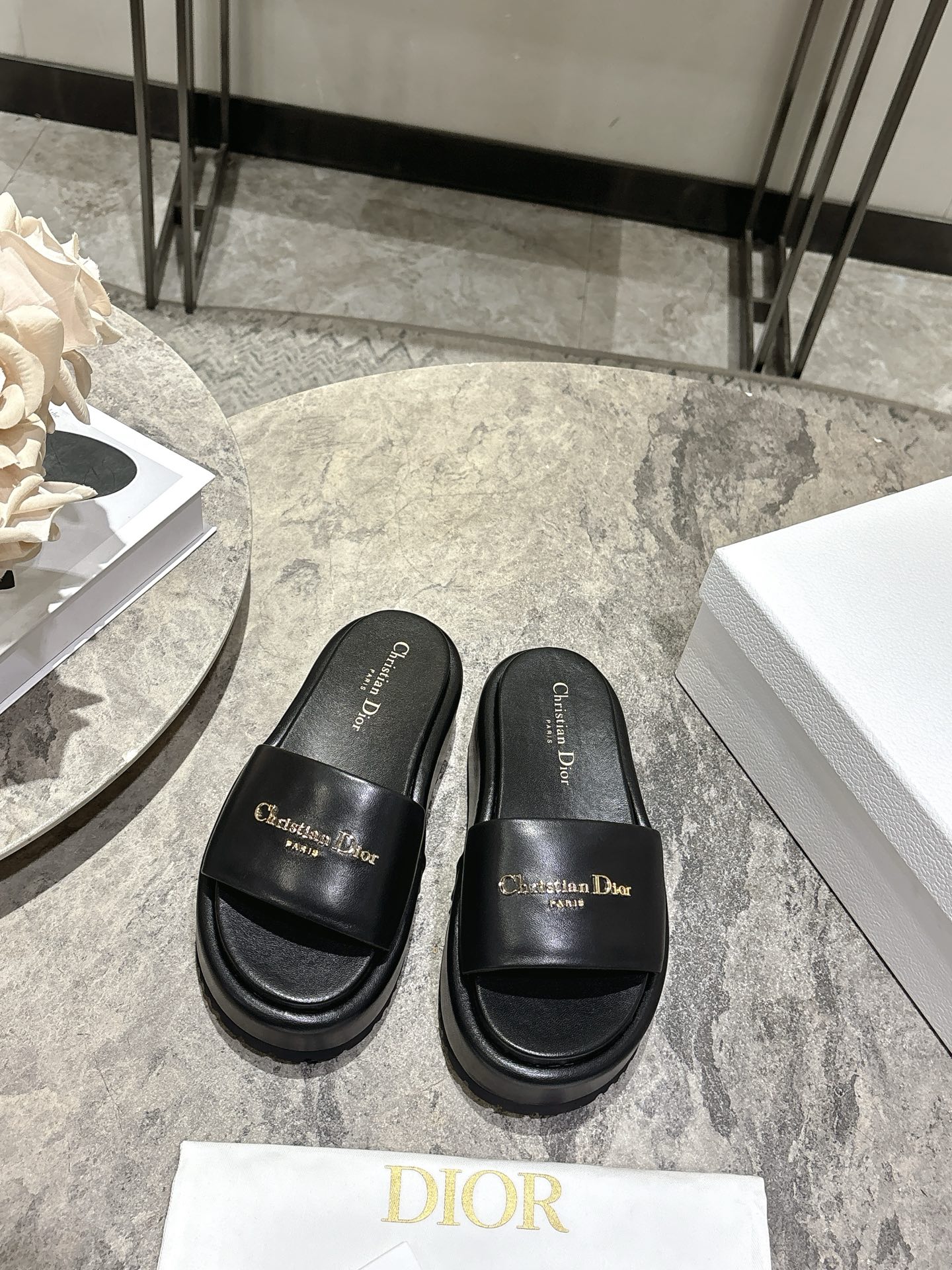 NO:747496,Dior Dior 2026 spring and summer new thick-soled slippers CD letter logo three-dimensional hardware thick-soled round-toe open-toe slippers. The original development of the top version on the market, soft and delicate foot feel, super light outsole, extremely comfortable. Material: imported cowhide upper. Original high-elastic combination outsole. Height 5CM, a proper height-increasing artifact.  Size35-39 (40.41.42 custom-made, non-refundable and non-exchangeable), slippers and sandals, dior, dior, sandals, slippers, cowhide19860909Dior迪奥2026春夏新款厚底拖鞋 CD字母logo立体五金厚底圆头露趾凉拖 原版开发市面顶级版本,脚感柔软细腻,大底超级轻 舒适度极高 材质:鞋面进口牛皮 原版高弹组合大底 高度5CM妥妥的增高神器 Size35-39（40.41.42定做不退不换）,拖鞋凉鞋,dior,dior,sandals,slippers,cowhide,Women's Shoes