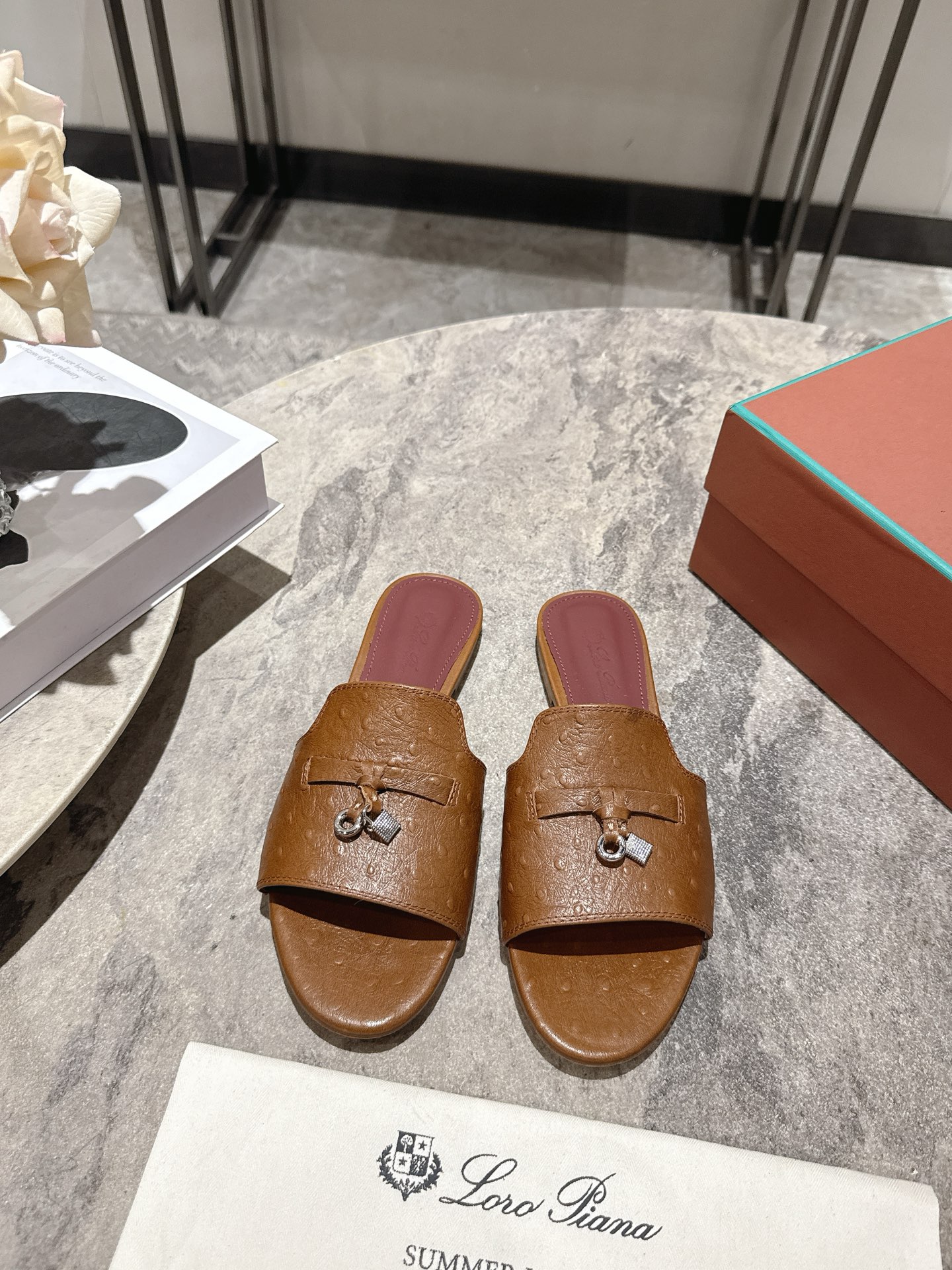 NO:921691,Flat bottom, medium heel, Loro Piana's classic hot-selling LP top version is available from stock. It turns out that this is the legend of the British low-heeled slippers. It turns out that you can walk 20,000 steps without getting tired. The appearance and feel of the feet are so good that you will be completely ruined as soon as you put it on. The minimalist design is eye-catching and eye-catching, and it is a bonus when you wear it. The soft and soft foot texture is outstanding, and it does not rub your feet. It is very nice. It is matched with soft and waxy soles, which can be worn for daily use for a long time without getting tired.  Who can refuse a pair of versatile and good-looking ones that don’t have to be too classy, and have good feel and texture. The key is to make the legs look longer and not tire the feet. The main thing is that one is just right!  Material original cowhide, lining water-dyed cowhide, midsole, cowhide midsole, heel height 5CM/flat sole, outsole, original leather sole, size, female size 35-39 (40, 41, 42 customized, non-refundable, non-exchangeable), slippers, loro piana, loro piana, slippers, cowhide19860909平底, 中跟, Loro Piana现货供应经典爆款lp顶级版本 英伦矮跟拖鞋原来这就是传说走两万步都不会累脚的颜值和脚感都拿捏住了,上脚一走就会被彻底沦陷～极简的设计吸睛耐看,穿搭加分项呀 软乎乎的脚感质感出众,不会磨脚就很nice搭配软软糯糯的鞋底,日常通行久穿不累哦 谁能拒绝得了一双百搭又好看的简直不要太气质,脚感和质感都拿捏,关键是显腿长不累脚,主打的就是一个刚刚好！ 材质原版牛皮 内里水染牛里 中底牛皮中底 跟高5CM/平底 大底原单真皮底 码数女码35-39（40 41 42定制不退不换）,拖鞋,loro piana,loro piana,slippers,cowhide,Women's Shoes