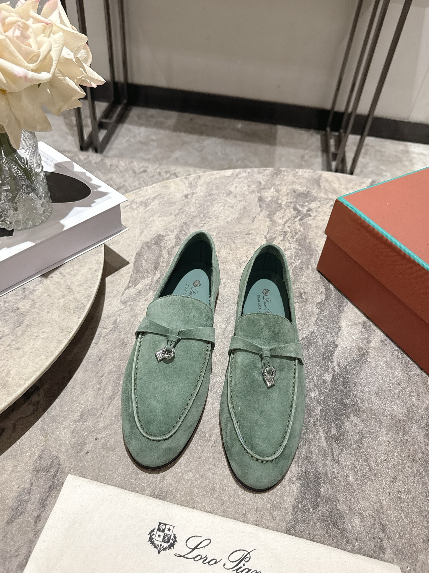 NO:921750,Women Men, Loro Piana 26 spring and summer new loafers, flat casual shoes, special grade sheepskin upper, sheepskin feet, genuine leather outsole imported from Italy, heel height 1.5cm, original 1:1 replica craftsmanship, welcome to compare, women's size: 35-39 (women's 40.41.42 custom-made), men's size: 39-44 (men's 38.45.46, custom-made), loafers, loro  piana,loafers,sheepskin,sheep,Leather soles19860909女 男, Loro Piana 26春夏新品乐福鞋平底休闲鞋单鞋 鞋面特级羊京皮 羊皮垫脚 意大利进口真皮大底 跟高1.5cm 原版1比1复刻工艺 欢迎对比 女码:35-39(女40.41.42定做) 男码:39-44(男38.45.46定做),乐福鞋,loro piana,loafers,sheepskin,sheep,Leather soles,Women's Shoes