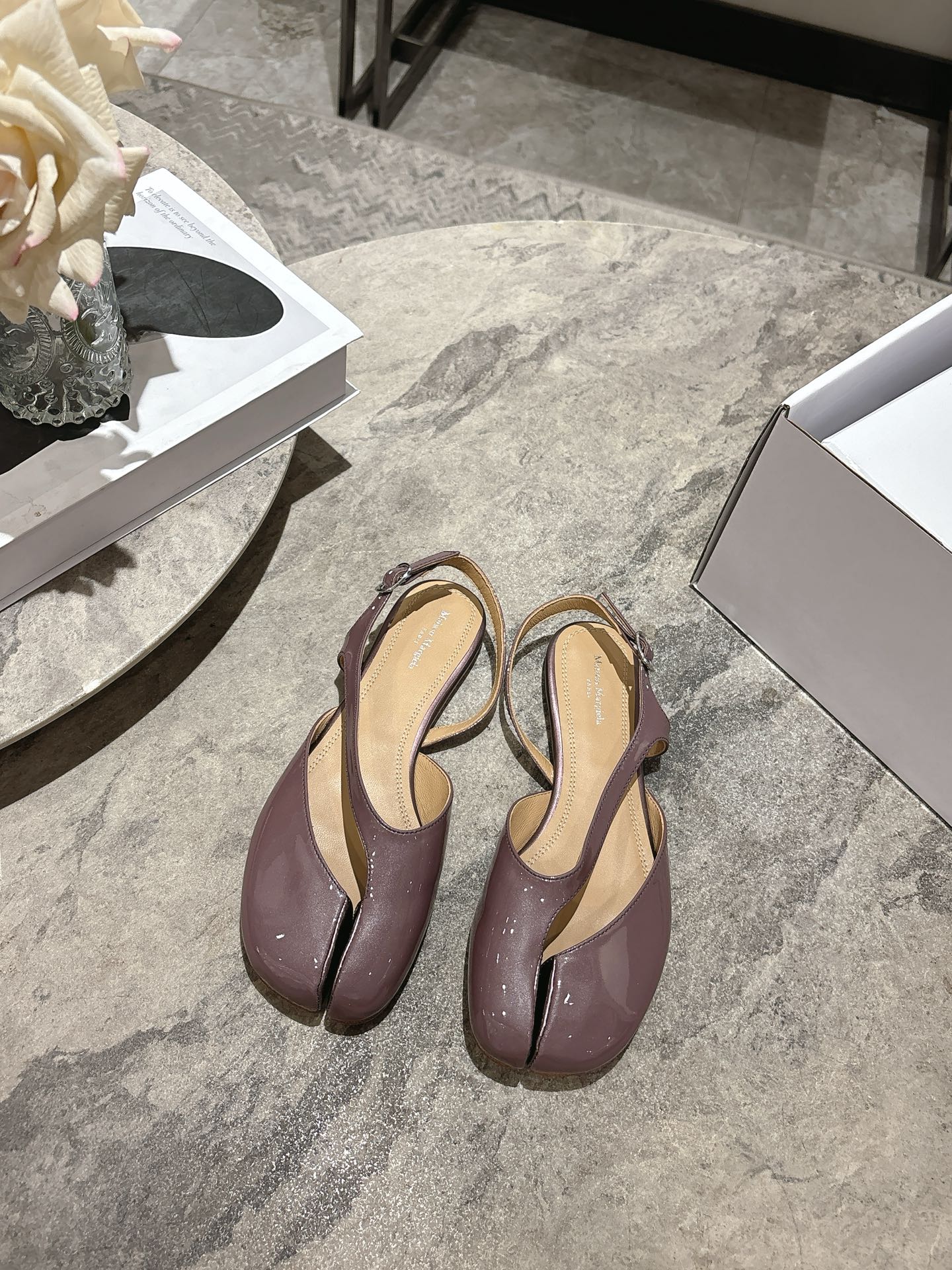 NO:921645,Maison Margiela｜MM6 Margiela tabi split-toe sandals with buckle straps and thick heels. Pig trotter split-toe shoes with the word 'fashionable' engraved on them. This time they have been upgraded on the original basis. The position of the split-toe slit is really a detail of the craftsmanship. A lot of time has been spent to ensure the comfort of the shoes. The upper foot is comfortable and versatile. There is no need for a running-in period. It is still made of imported cowhide material. One word is 'soft'. The delicate texture is visible to the naked eye.  I don’t want to take it off at all, and you won’t feel foreign when you wear it barefoot. Hurry up and get a pair. Open-edge beaded cowhide for the upper, cowhide lining for the feet, Italian cowhide outsole, Size 35-39 (customized for 40/41), original full set of packaging/white airplane box, split-toe shoes, masion margiela, masion margiela, sandals, cowhide19860909Maison Margiela｜MM6马吉拉tabi分趾后空脚环扣带粗跟凉鞋 刻着“时髦”两字的猪蹄分趾鞋 这次在原来的基础上又做了升级 分趾开衩位置真的是考究工艺的细节点 花费了超多时间去保证鞋子的舒适度 上脚既舒适又百搭 完全无需磨合期 依旧采用进口全牛皮材质 一个字“软” 肉眼可见的细腻质感 穿上完全不想脱下来 光脚穿也不会有异物感 赶紧人手一双吧 鞋面开边珠牛皮 内里/垫脚牛皮 大底意大利牛皮大底 Size35-39（40/41定制） 包装原版全套包装/白色飞机盒,分趾鞋,masion margiela,masion margiela,sandals,cowhide,Women's Shoes