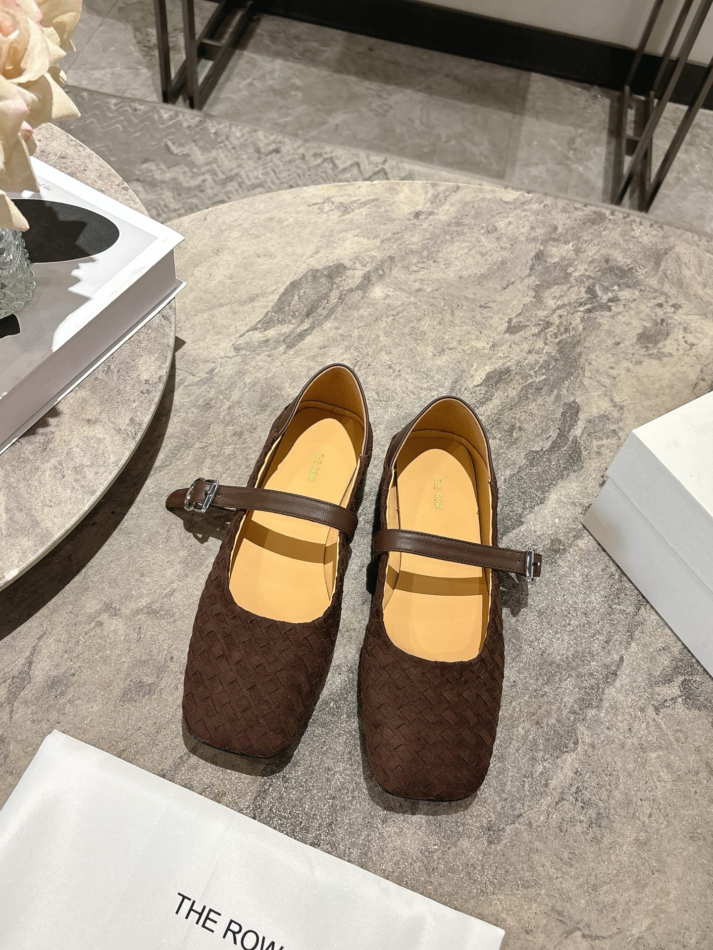 NO:723504,THE ROW 26 early spring new Mary Jane flat shoes, dancing shoes and grandma shoes!  It is rare to see a dance shoe that is so detailed and very tolerant to the foot. It modifies the foot shape properly without losing its unique charm. It is a shoe that can be worn twice. It is convenient and convenient to put on the feet, and is very comfortable. It can be worn daily without any problem. It is super versatile!  Hand-woven cowhide upper, sheepskin lining, genuine leather outsole Size: 35-39 (40.41 custom-made, non-returnable), Mary Jane, mary jane, cowhide, sheepskin, Leather soles19860909THE ROW 26早春新款玛丽珍平底单鞋跳舞鞋奶奶鞋！很少会看到一款跳舞鞋会做到这么精细、而且对脚的包容性特别强,把脚型修饰得妥妥的,又不失独特韵味,一鞋两穿.上脚方便便捷,且非常舒适、日常穿都没有问题的、超级百搭！ 鞋面手工编织拼牛皮 内里羊皮 大底真皮大底 码数:35-39（40.41订做不退换）,玛丽珍,mary jane,cowhide,sheepskin,Leather soles,Women's Shoes