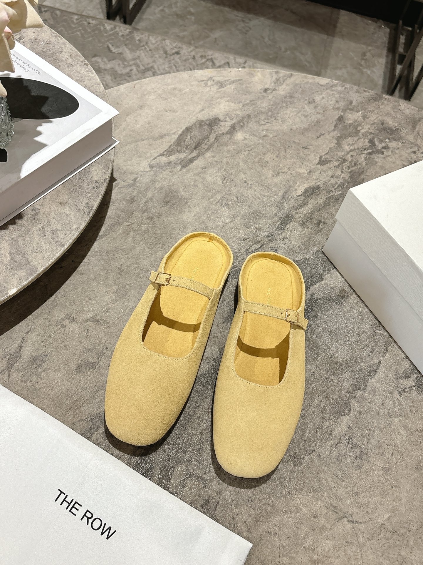 NO:723508,High version THE ROW 26ss spring and summer new round-toe flat shoes half-pack slippers Mules. These Mules are from 'TR' high-end shoes. They are made of Niu Jing noodles and are soft to the touch. The square toe design is simple and elegant, and the minimalist style is perfect! The insole is printed with the brand logo, which gives a full sense of brand identity. The flat bottom + hollow thin straps are easy and stable to put on and take off, and are suitable for daily commuting or leisure. The overall design is low-key and elegant, and can be easily matched with various clothing, and you can easily get a high-end look! Fabric Niu Jing leather  Sheepskin lining, outsole, original molded rubber sole, size 36-39 (custom-made for 35.40, non-returnable), semi-trailers, flats, slippers, sheepskin19860909高版本 THE ROW 26ss春夏新款圆头平底鞋半包拖鞋穆勒鞋 这款穆勒鞋来自'TR”高端鞋,牛京面材质,触感柔软,方头设计简约大气,极简风格满分!鞋垫印有品牌logo字样,品牌身份感十足.平底+中空细带,穿脱方便又稳固,日常通勤或休闲都很适合.整体设计低调优雅,轻松搭配各种服饰,轻松get高级感穿搭! 面料牛京皮 内里羊皮内里 大底原版开模橡胶底 size36-39（35.40订做不退换）,半拖,flats,slippers,sheepskin,Women's Shoes