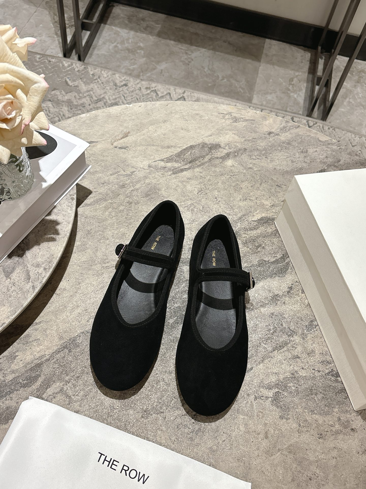 NO:723506,The row ss new arrival~ THE ROW new Mary Jane shoes, extremely simple but full of tonality!  Made of cow suede material and sheepskin lining for the feet, soft and comfortable!  Leather injection molded outsole!  Size 35-39 (40.41.42 customized) with original packaging, mary jane, sheepskin19860909The row ssnew arrival～ THE ROW 玛丽珍鞋新品,极致简约但调性十足！ 牛反绒材质,羊皮里垫脚 软糯舒适！真皮注塑大底！ 码数35-39 (40.41.42定做) 配原版包装,玛丽珍,mary jane,sheepskin,Women's Shoes