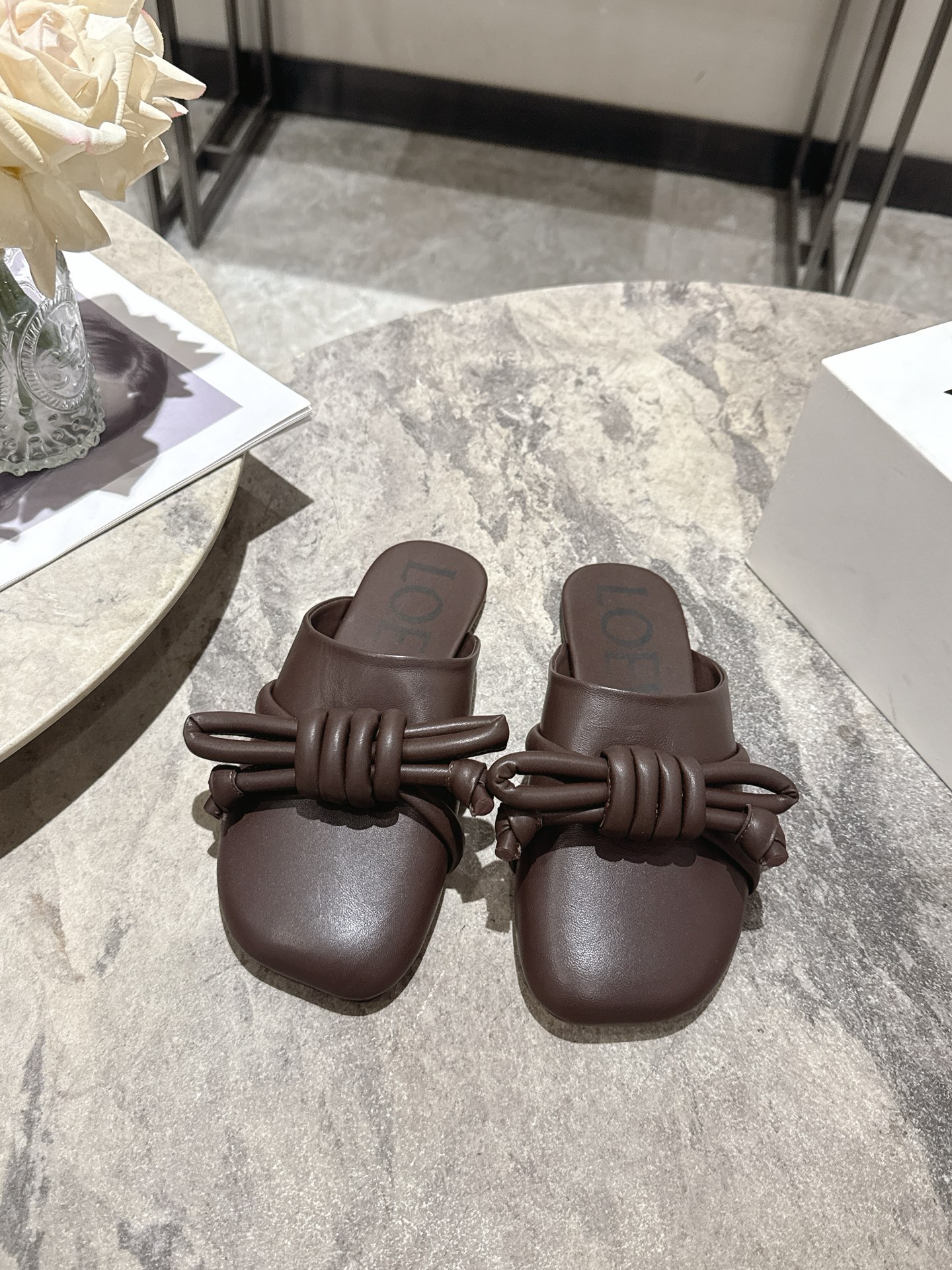 NO:921682,, LOEWE's latest 2026 spring and summer flat retro Mule shoes, cap-toe bow lazy slippers, worn by many celebrities in private wear. The simple design is both retro and simple. The leather is made of imported fetal cowhide, which is super soft and can be stepped on. The whole version is particularly durable and easy to wear. The upper foot is super versatile and good-looking. Sheepskin lining size 35-39 (customized in 40), half drag, loewe, loewe, slippers, cowhide, sheepskin19860909, LOEWE罗意威2026春夏最新款平底复古穆勒鞋包头蝴蝶结懒人拖鞋 很多明星私服穿搭 简单的设计既复古又简约 皮料选用进口胎牛皮 超级柔软 可后踩 整个版型特别耐看又好穿 上脚超级百搭好看 羊皮内里size35-39（40订做）,半拖,loewe,loewe,slippers,cowhide,sheepskin,Women's Shoes