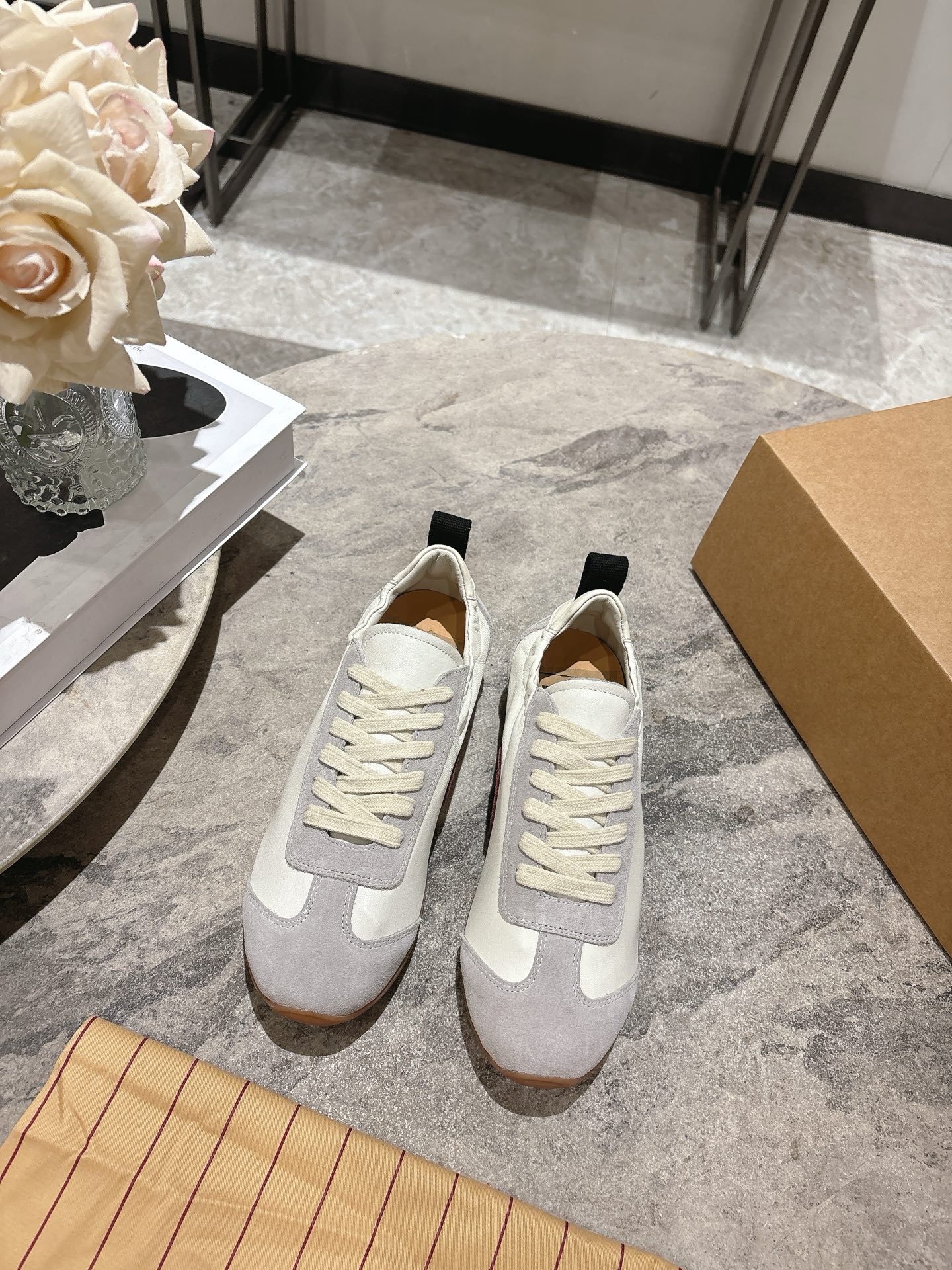 NO:921743,UMA WANG first launched the moral training shoes in the early spring of 26. It has an all-leather upper. The splicing of suede and smooth leather is very layered and the details are clean. The daily color matching is not like Uma's large-print sports shoes in the past, which is a bit difficult to match. This time it is more like a pair of shoes that can be worn daily, low-key and durable. It is not the kind of design that 'has a strong sense of presence when put on the foot', but it is more pleasing to the eye the more you wear it.  The first feeling when you step on them is that they are soft, the soles are very elastic, but they will not collapse, and the comfort is perfect. Sizes for women are 35-39 (40 custom-made), casual shoes/sports shoes, sneakers, chamois leather19860909UMA WANG 26早春首次推出的德训鞋  全皮革鞋面,麂皮与光面皮的拼接处理很有层次,细节干净. 日常的配色,不像以往uma大片印花的运动鞋,搭配难度有点高,这次更像一双日常也可穿搭的鞋子,低调、耐看.也不是那种“上脚即强烈存在感”的设计,但越穿越顺眼.  上脚体验 踩上去的第一感觉是软,鞋底很有弹性,但又不会塌,舒适度满分. 码数女35-39(40定做),休闲鞋/运动鞋,sneakers,chamois leather,Women's Shoes