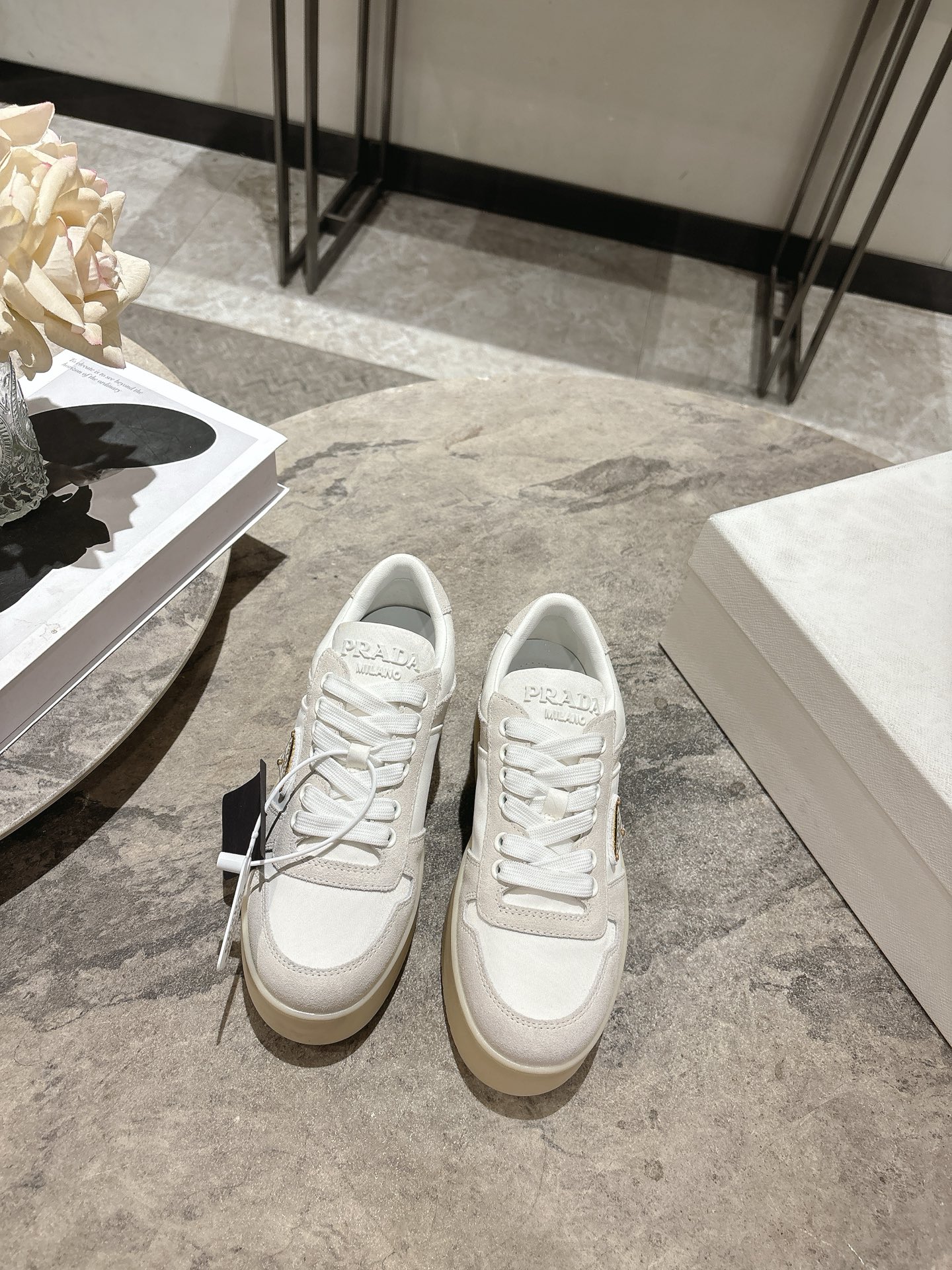 NO:921742,Prada Spring and Summer Latest Thick-soled Triangle Logo Casual Sports Shoes Original purchase, development and production. This leather sports shoe is fashionable and simple, showing the full integration of minimalist style and sports personality. With classic cotton laces and lightweight rubber soles, the enameled triangular metal logo adds a unique charm. A proper height-increasing artifact. The material is cow velvet and ski cloth. The inner lambskin lining is for the feet. The sole is two-color TPU infused outsole. Height 5cm.  Size: 35-39 (40.41 custom-made, non-refundable), casual shoes/sports shoes, prada, prada, sneakers, sheepskin19860909Prada普拉达 春夏最新 厚底三角标 休闲 运动鞋 原版购入开发 做货 这款皮革运动鞋时尚简洁,展现出极简风格和运动个性的充分融合. 搭配经典的棉质鞋带和轻便的橡胶鞋底,涂珐琅三角形金属徽标增添别具一格的魅力妥妥的增高神器 面料牛绒加滑雪服布 内里小羊皮内里垫脚 鞋底双色TPU灌注大底 高度5cm Size: 35-39（40.41订做不退换）,休闲鞋/运动鞋,prada,prada,sneakers,sheepskin,Women's Shoes