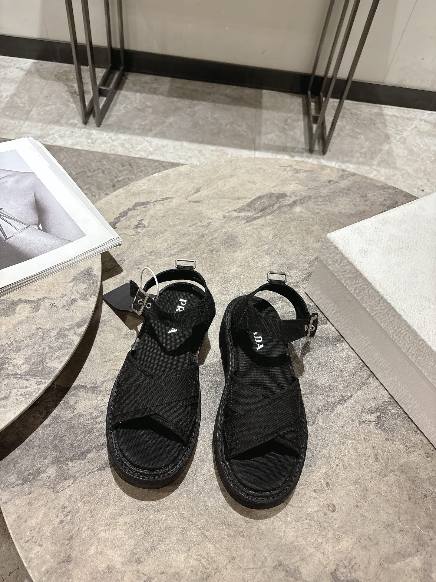 NO:749058,Rada Prada's 26 spring and summer new cross thick-soled sandals, the upper is made of original military canvas fabric, full of texture, with metal buckles, simple and detailed. Genuine leather washed outsole, original molded non-slip tooth sole. The thick-soled design not only increases height, but is also super comfortable, so it is not tiring to wear for a long time. The open-toe style is breathable, perfect for summer wear!  The colors are versatile and can be easily worn in casual or vacation styles. They look great with skirts or shorts~ Size: 35-39 (customized at 40.41), sandals, prada, prada, sandals, skirts, shorts19860909rada普拉达26春夏新品交叉厚底凉鞋,鞋面采用原版军工帆布面料,纹理感满满,搭配金属扣饰,简约又有细节. 真皮洗水工艺大底 原版开模防滑牙齿底 厚底设计不仅增高,还超舒适,长时间穿也不累.露趾款式透气,夏天穿超合适！色调百搭,休闲或度假风都能轻松驾驭,无论配裙装还是短裤都很出彩～ 码数:35-39(40.41定做),凉鞋,prada,prada,sandals,skirts,shorts,Women's Shoes