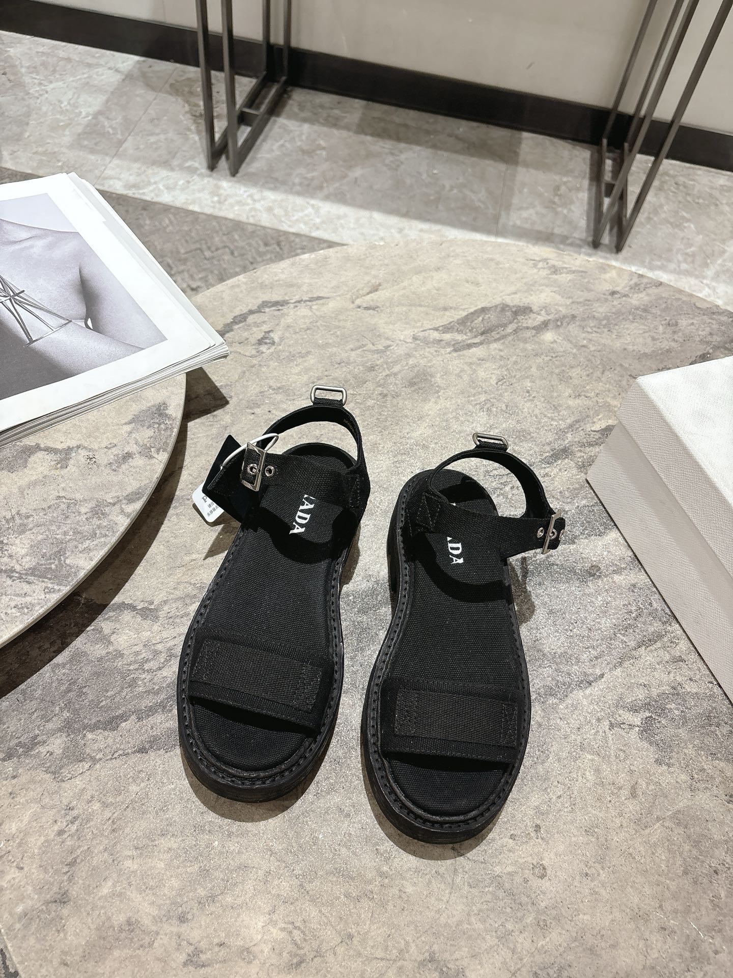 NO:749016,Rada Prada's 26 spring/summer new product is a strappy thick-soled sandal. The upper is made of original military canvas fabric, which is full of texture and matched with metal buckles. It is simple and detailed. Genuine leather washed outsole. Original molded non-slip tooth sole. The thick-soled design not only increases height, but is also super comfortable and not tiring to wear for a long time. The open-toe style is breathable and perfect for summer wear!  The colors are versatile and can be easily worn in casual or vacation styles. They look great with skirts or shorts~ Size: 35-39 (customized at 40.41), sandals, prada, prada, sandals, skirts, shorts19860909rada普拉达26春夏新品一字带厚底凉鞋,鞋面采用原版军工帆布面料,纹理感满满,搭配金属扣饰,简约又有细节. 真皮洗水工艺大底 原版开模防滑牙齿底 厚底设计不仅增高,还超舒适,长时间穿也不累.露趾款式透气,夏天穿超合适！色调百搭,休闲或度假风都能轻松驾驭,无论配裙装还是短裤都很出彩～ 码数:35-39(40.41定做),凉鞋,prada,prada,sandals,skirts,shorts,Women's Shoes