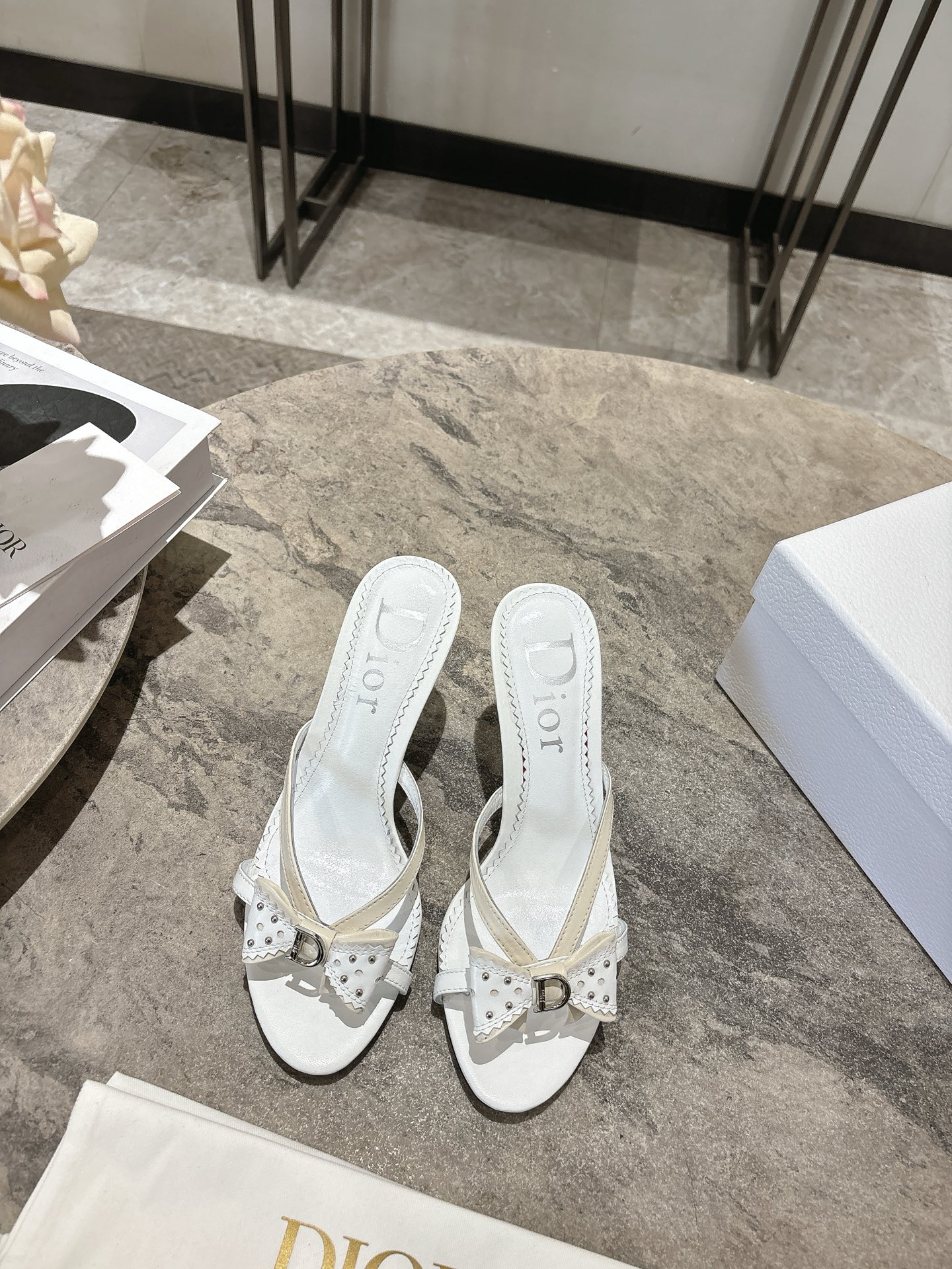 NO:921567,DIOR2026 new spring and summer new products with mid-century style will make girls' hearts pop. This is exactly what girls like. Half-high-heeled sandals continue the D family's timeless classics!  This shoe is low-key yet gorgeous, sexy yet not ostentatious. The shoe shape is a delicate style that everyone loves. It is very slim. The entire curvature of the side perfectly shows the curve of the foot. It has a mature feminine flavor but also has a lively girlish feel. It looks great on the foot. It is worth recommending. Cowhide upper, mixed sheepskin lining. Outsole imported from Italy. Heel height 10cm.  Size 35–39 (40.41.42 customized, non-refundable), high heels and slippers, dior, dior, sandals, high heels, slippers, cowhide, sheepskin19860909DIOR2026 春夏新品中古风 少女心爆棚 这款完全长在女生喜欢的点上 半拖高跟鞋凉鞋 延续D家永恒经典！这款鞋低调不失华丽 性感又不显张扬 鞋型是大家都爱的秀气款 非常非常显瘦 侧面整个弧度将脚部曲线完美展现 既有成熟女人味 又不乏一丝活泼少女感, 上脚也太好看了,值得推荐 鞋面牛皮 内里混种羊皮 大底意大利进口牛皮大底 跟高10cm 码数35–39（40.41.42定制不退换）,高跟鞋拖鞋,dior,dior,sandals,high heels,slippers,cowhide,sheepskin,Women's Shoes