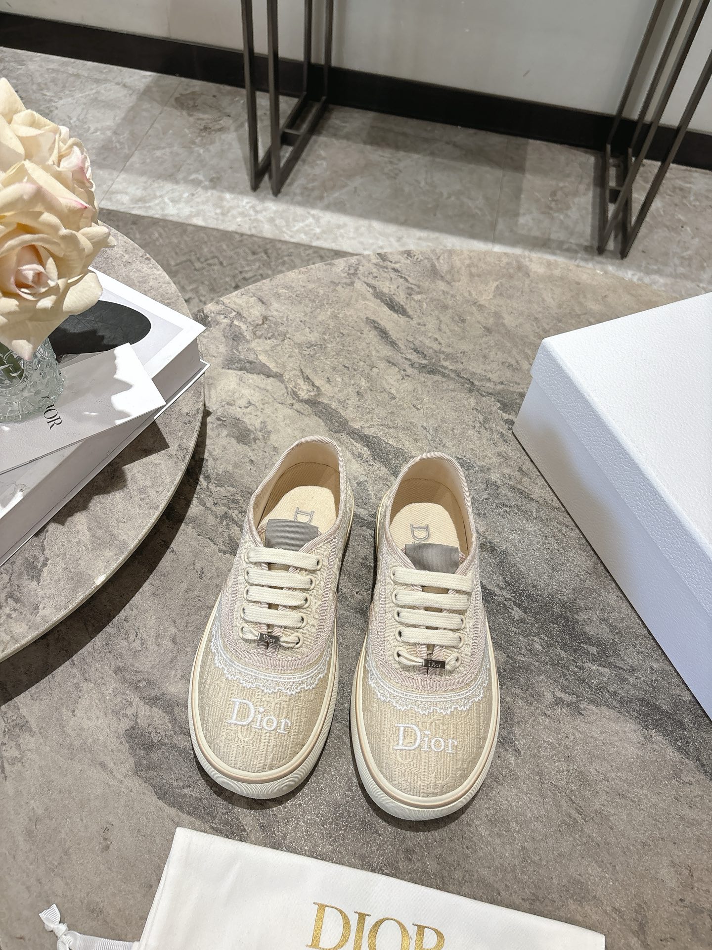 NO:750398,Dior's 2026 spring/summer pair of Saltwind canvas shoes will make you feel like a god when you put them on. The inside is so soft that it feels like stepping on clouds, so you won't feel tired after walking all day long. The low-saturated haze gray and lucky colors are more stain-resistant than white shoes and more layered than black shoes. Pair them with light blue jeans to straighten the sense of relaxation. They are suitable for all scenes of commuting, dating, and afternoon tea. Dior's tongue  The logo is low-key and unobtrusive, and the shoe shape is just the right wide last, which is super friendly to people with wide feet. The 3.5cm height increase is completely invisible. The fabric is original customized letter electric embroidered pattern canvas, the inner is customized canvas, the base material is original customized rubber, the size is 35-39 (40.41 customization is not returnable), casual shoes/sports shoes, dior, sneakers, jeans19860909Dior2026春夏这双Saltwind帆布鞋,穿上直接封神 内里软到像踩云,暴走一天也不累 低饱和的雾霾灰和幸运色比小白鞋耐脏,比黑鞋有层次,搭配浅蓝牛仔裤直接把松弛感拉满,通勤/约会/下午茶全场景适配. 鞋舌的Dior Logo低调不张扬,鞋型是恰到好处的宽楦,对宽脚星人超级友好,悄悄增高3.5cm还完全看不出. 面料原版定制字母电绣图案帆布 内定制帆布 底材原版定制橡胶 码数35-39（40.41定制不退换）,休闲鞋/运动鞋,dior,sneakers,jeans,Women's Shoes