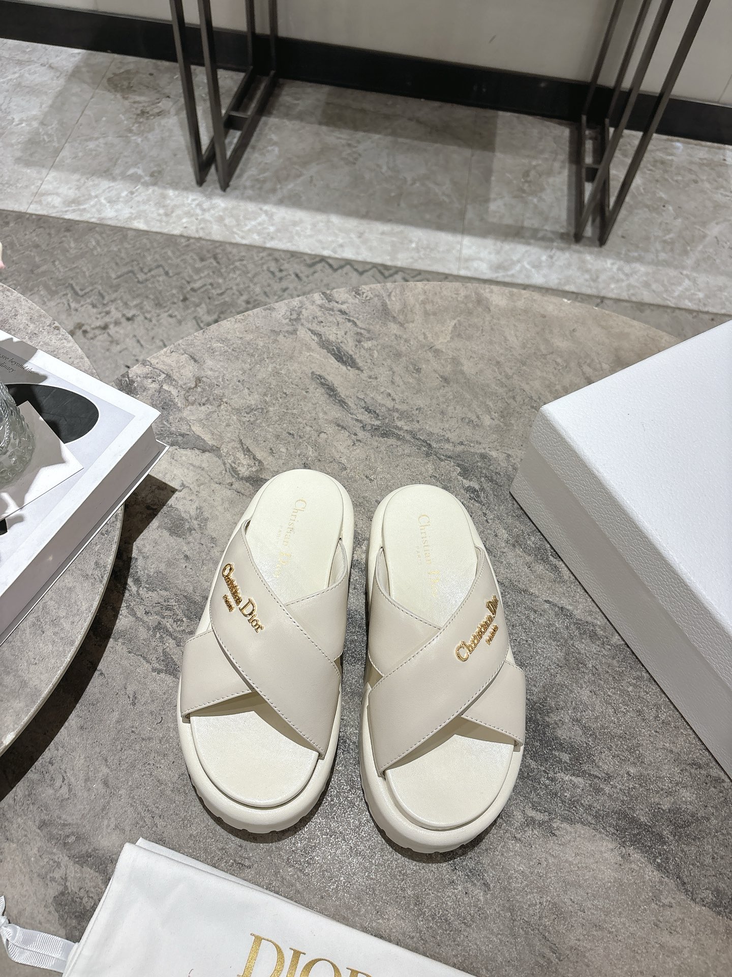 NO:921765,Dior's 2026 early spring new style cross strap slippers and sandals are simple and elegant, 'low-key luxury'!  With the eye-catching Chanristian Dior logo buckle, it is very high-end. It is comfortable to wear, looks good and is easy to match. It can be worn in spring, summer, autumn and winter!  Imported cowhide upper, water-dyed cowhide lining, original sole, size 35-39 (customized at 40.41)), slippers, sandals, chanel, dior, dior, sandals, slippers, cowhide19860909迪奥2026早春新款一眼就想要的交叉一字带拖鞋凉鞋简单大方‘低调奢华！ 配上醒目的Chanristian Dior标志扣非常高级 穿着舒适好看而且好搭配 春夏秋冬都以穿！ 鞋面进口牛皮 内里水染牛皮 鞋底原版鞋底 size35-39（40.41定做））,拖鞋凉鞋,chanel,dior,dior,sandals,slippers,cowhide,Women's Shoes