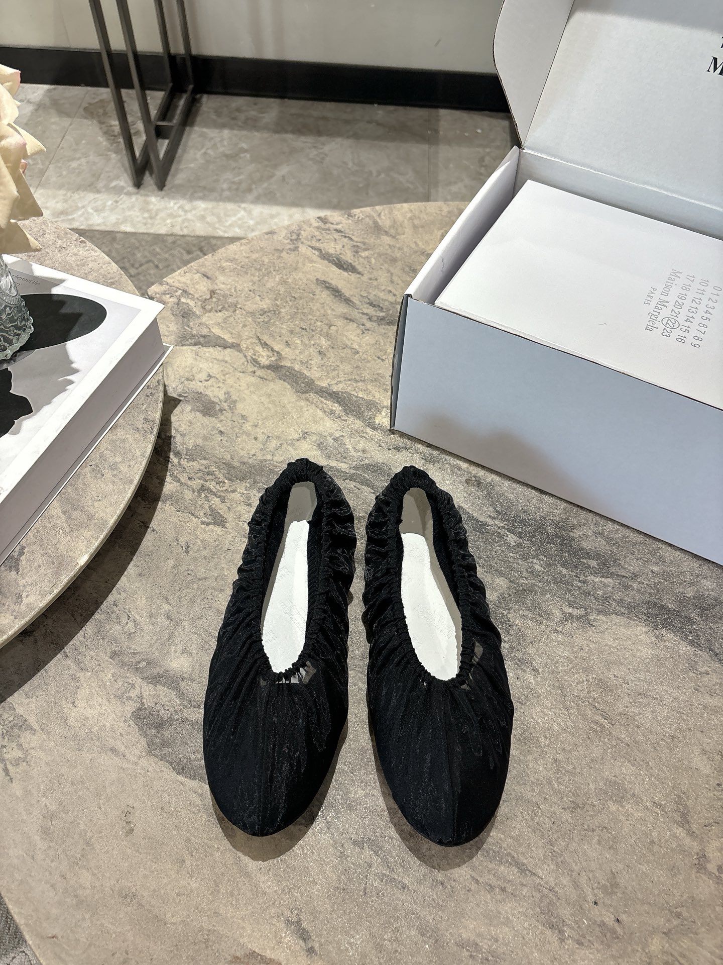 NO:921755,High-quality, 2026 spring and summer new Maison Margiela (Margiela) classic pleated ballet shoes. The shoes adopt the iconic pleat design and have an elastic elastic band at the shoe opening to form a 'shoe cover' effect. They are Margiela's most recognizable ballet flat shoe style. The upper material is soft lambskin with mesh, which has a delicate touch and is comfortable on the feet. It is in line with the brand's design philosophy of 'relaxation' and 'minimalist aesthetics'.  The classic and versatile round-toe shallow-mouth design is suitable for matching with skirts, jeans, wide-leg pants, etc., suitable for commuting or leisure scenes. The high-comfort glass rubber outsole soft-soled design is light for walking and not easy to fatigue when worn for a long time. This is a high-end fashion item with both design and practicality. It is the representative work of Margiela's iconic 'shoe overshoes' series and is deeply loved by fashion lovers. Size 35-39 (40.41 custom-made) Comes with original packaging and white airplane box, ballet shoes, masion  margiela,flats,skirts,jeans,sheepskin19860909高品质, 2026春夏新款Maison Margiela（马吉拉） 的经典褶皱芭蕾舞鞋,鞋款采用标志性的 褶皱设计,鞋口处有弹性松紧带,形成“鞋套”效果,是马吉拉最具辨识度的芭蕾平底鞋款式. 鞋面材质为柔软小羊皮配网布、触感细腻,上脚舒适,符合品牌“松弛感”与“极简美学”的设计哲学. 经典百搭圆头浅口设计,适合搭配裙装、牛仔裤、阔腿裤等,通勤或休闲场景皆宜. 舒适度高玻璃胶大底软底设计,行走轻盈,长时间穿着不易疲劳. 这是一款兼具设计感与实用性的高端时尚单品,是马吉拉标志性“鞋套鞋”系列的代表作,深受时尚爱好者喜爱. 码数35-39（40.41定做） 配原版包装另外白色的飞机盒,芭蕾舞鞋,masion margiela,flats,skirts,jeans,sheepskin,Women's Shoes