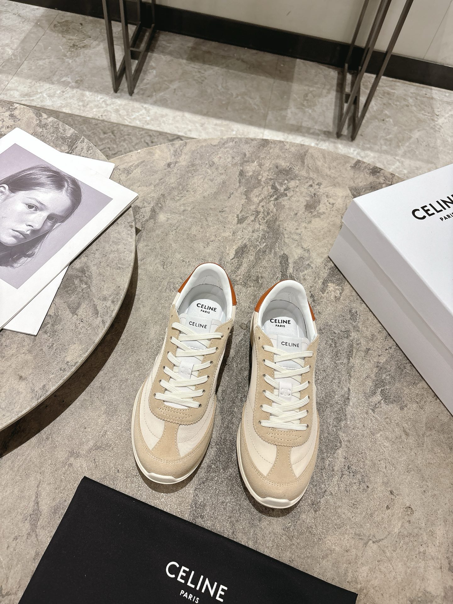 NO:750388,CELINE's latest racer series for spring and summer. Forrest Gump shoes. Sports shoes. Many celebrities and fashion bloggers have planted Arkump shoes. The design of Forrest Gump shoes is classic and never goes out of style. It is cool and versatile. Whether it is sports style or casual wear for daily outings, it can be perfectly adapted to easily enhance the texture of the overall look. Moreover, the design of this pair of shoes fits the shape of the foot. It will not tire your feet when walking. It is also very breathable in spring and summer and will not make you sweat. Whether you are going shopping, traveling or exercising, it can be your best match.  Upper with high mercerized cowhide stitching and breathable fabric. Original private model outsole Size 35-39 (customized at 40.41), casual shoes/sports shoes, celine, sneakers, cowhide19860909CELINE思琳春夏最新款Racer系列 阿甘鞋 运动鞋 超多明星时尚博主种草 阿甘鞋鞋型设计经典永不过时 酷帅又百搭无论是运动风穿搭 还是日常出街的休闲装,它都能完美适配,轻松提升整体造型的质感 而且这双鞋的设计很贴合脚型,走路不累脚,春夏穿着也很透气,不会闷汗 不管你是去逛街、旅行还是运动,它都能成为你的最佳搭子 鞋面高丝光牛皮拼接透气布 原版私模大底Size35-39(40.41定做),休闲鞋/运动鞋,celine,sneakers,cowhide,Women's Shoes