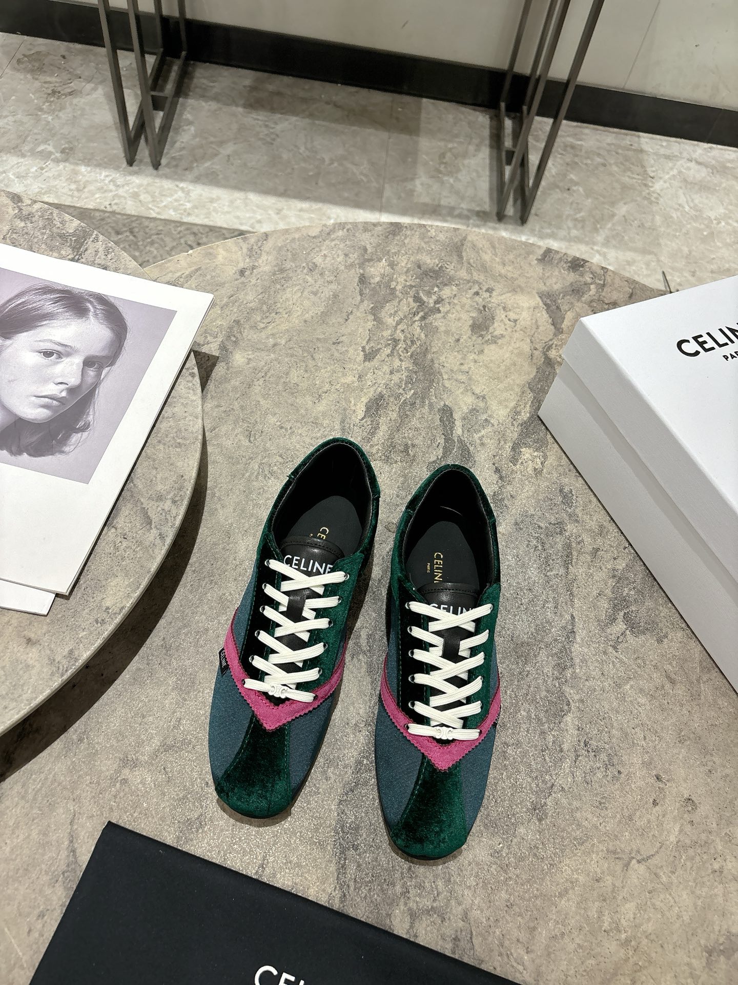 NO:750378,, CELINE Celine's latest 2026 spring and summer ballet shoes, moral training shoes. Many celebrity Internet celebrities planted grass. The FLAT design is inspired by ballet shoes. The unique color and material combination injects a touch of retro style. The upper has a V-shaped splicing design, and the shoelaces are equipped with a removable Arc de Triomphe logo. Although this sneaker has a flat-soled structure, it is still extremely comfortable to wear through the soft rubber outsole and the lightweight upper velvet splicing custom fabric  Original molded rubber outsole, size 35-39 (customized for 40), casual shoes/sports shoes, celine, sneakers19860909, CELINE思琳2026春夏最新款芭蕾舞鞋 德训鞋 超多明星网红种草 FLAT设计灵感源于与芭蕾舞鞋 独特的配色和材质组合 注入了一抹复古风格 鞋面有着V字形拼接设计,鞋带上配有可拆洗凯旋门logo 尽管这款运动鞋为平底结构,但通过柔软的橡胶外底 穿着依然无比舒适与轻便鞋面丝绒拼接定制布 原版开模橡胶大底码数35-39码（40定做）,休闲鞋/运动鞋,celine,sneakers,Women's Shoes